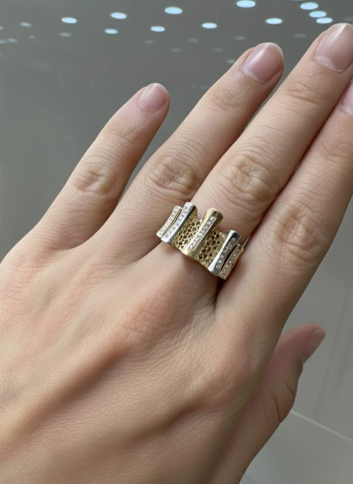 14 Ayar Altın Üç Renkli Taşlı Geniş Bant Yüzük – 5.12 Gram