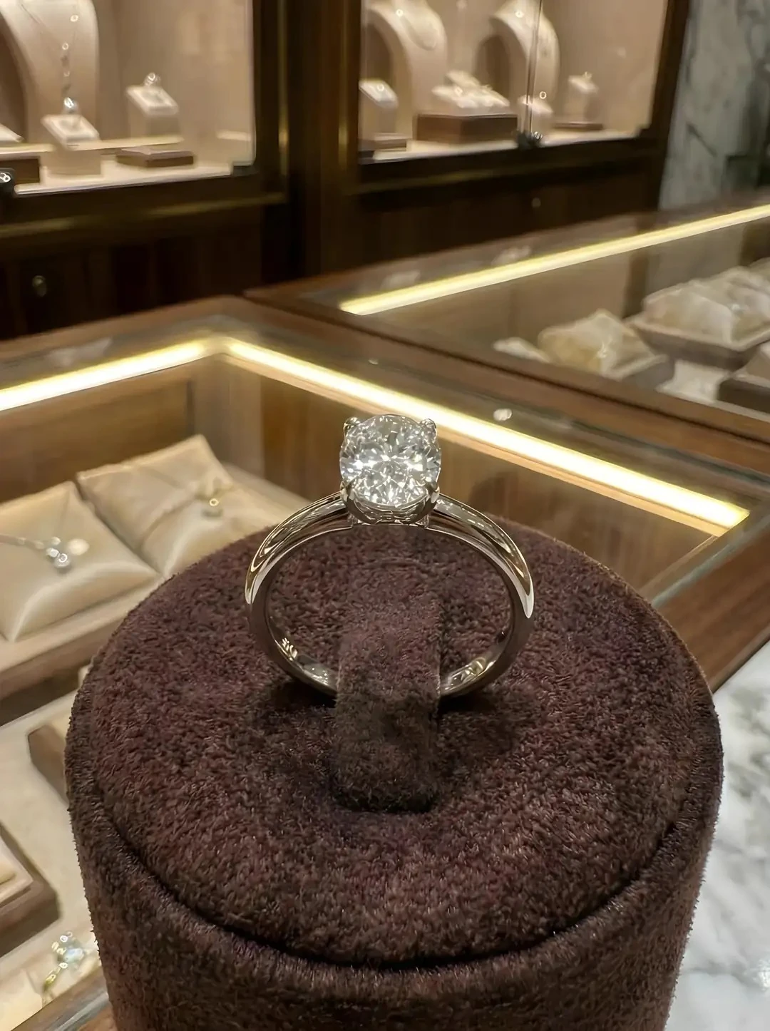 14 Ayar Beyaz Altın Oval Kesim Taşlı Yüzük – 2.32 Gr