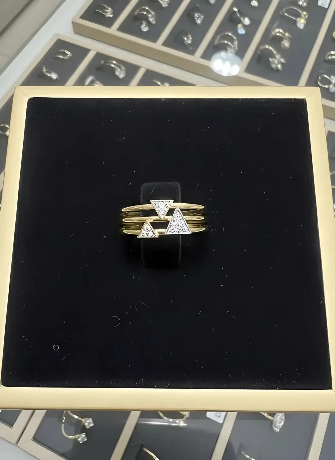 14 Ayar Altın Üçgen Detaylı 3 Renkli Modern Yüzük – 4.11 Gr