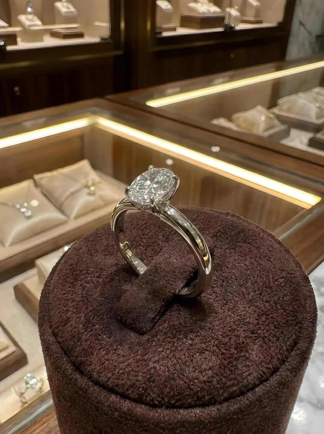 14 Ayar Beyaz Altın Oval Kesim Taşlı Yüzük – 2.32 Gr