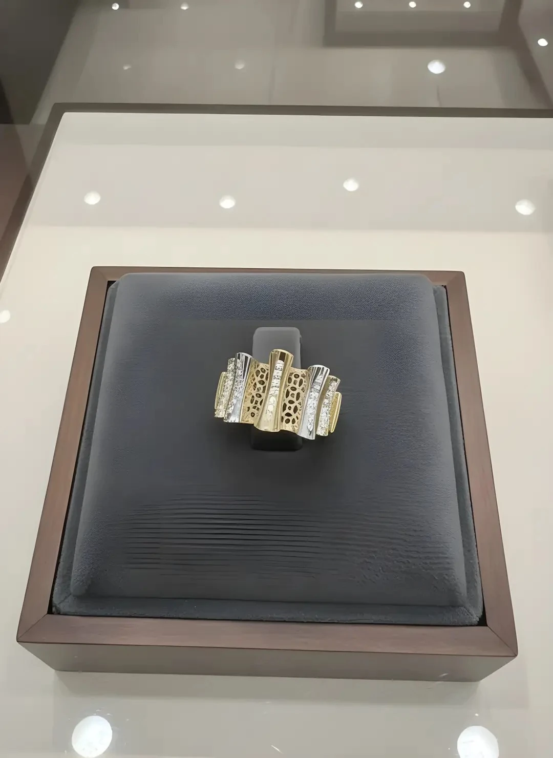 14 Ayar Altın Üç Renkli Taşlı Geniş Bant Yüzük – 5.12 Gram