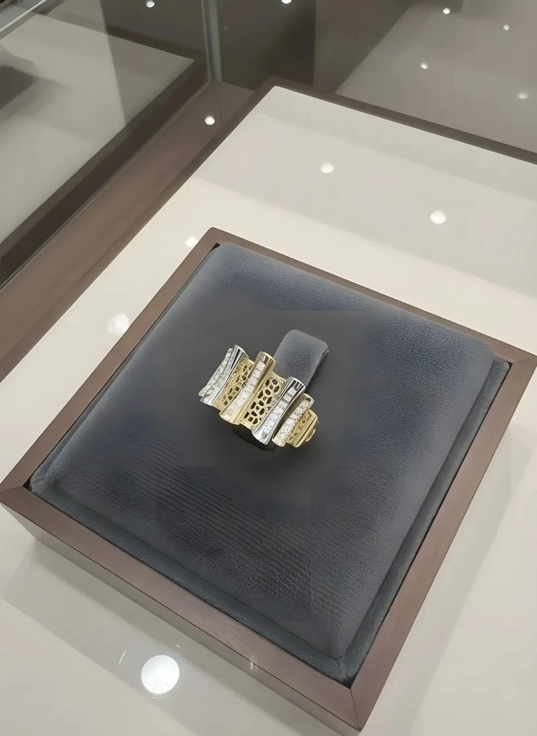 14 Ayar Altın Üç Renkli Taşlı Geniş Bant Yüzük – 5.12 Gram