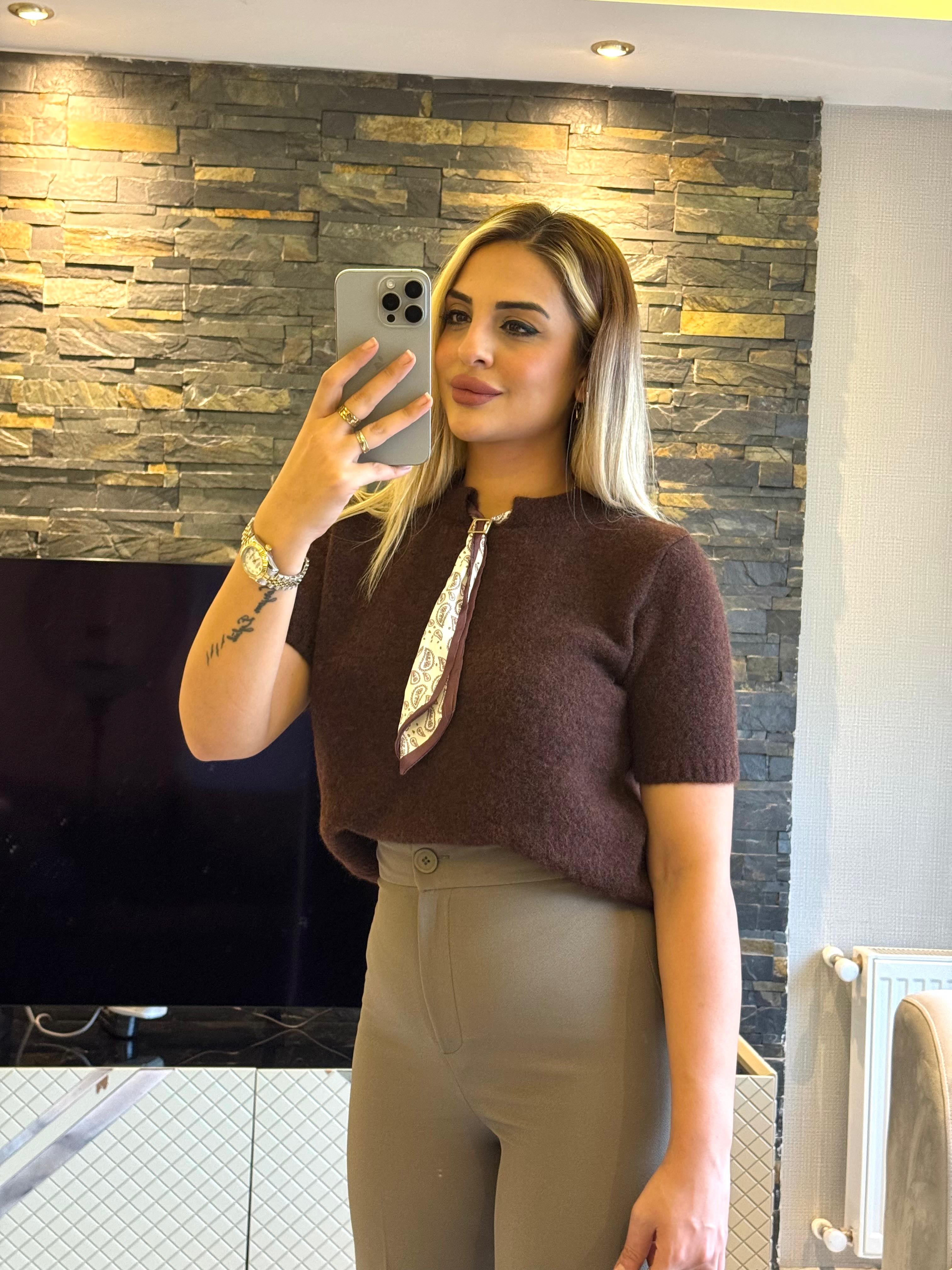 Kahverengi Fularlı Kazak 