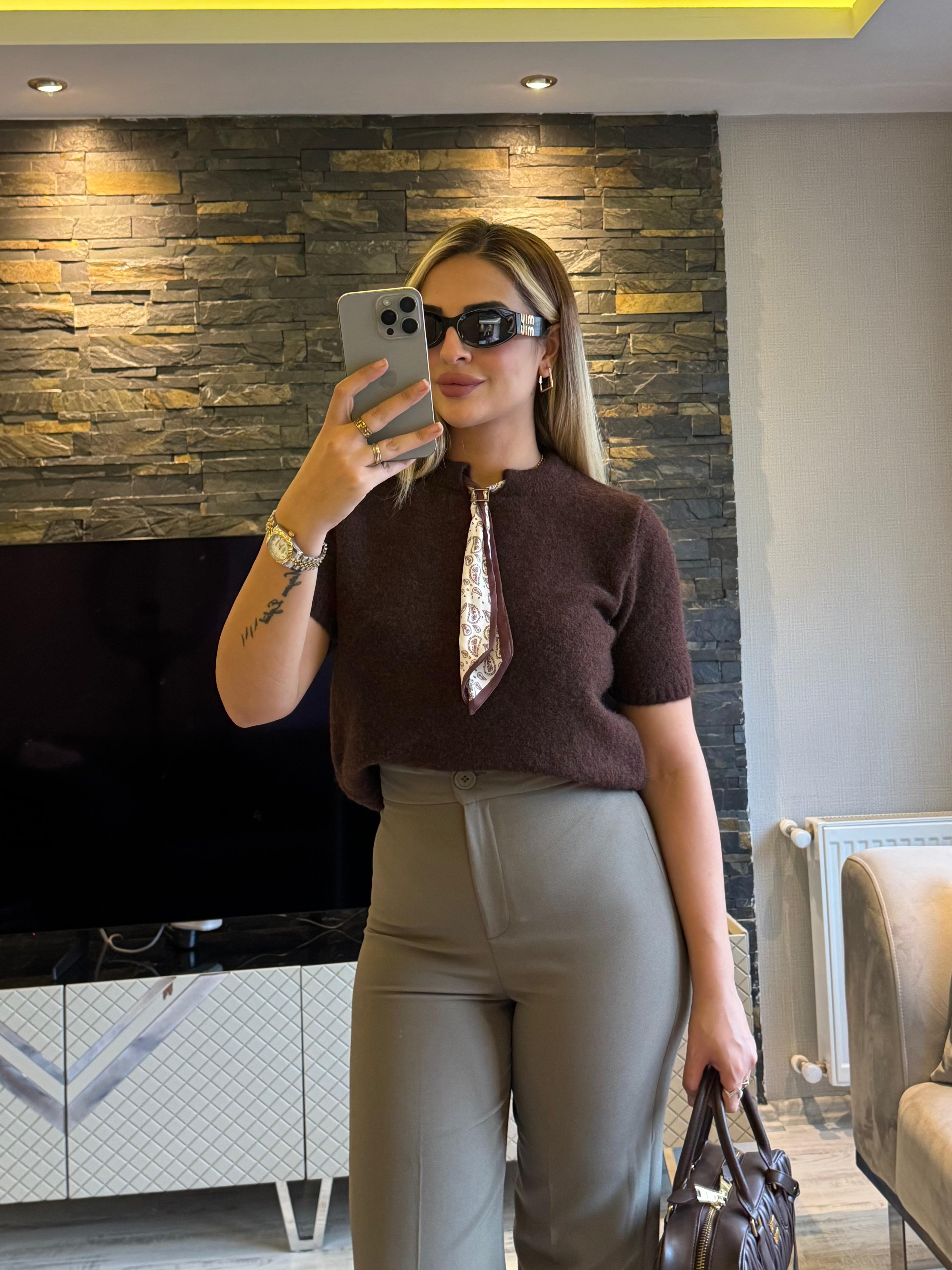 Kahverengi Fularlı Kazak 