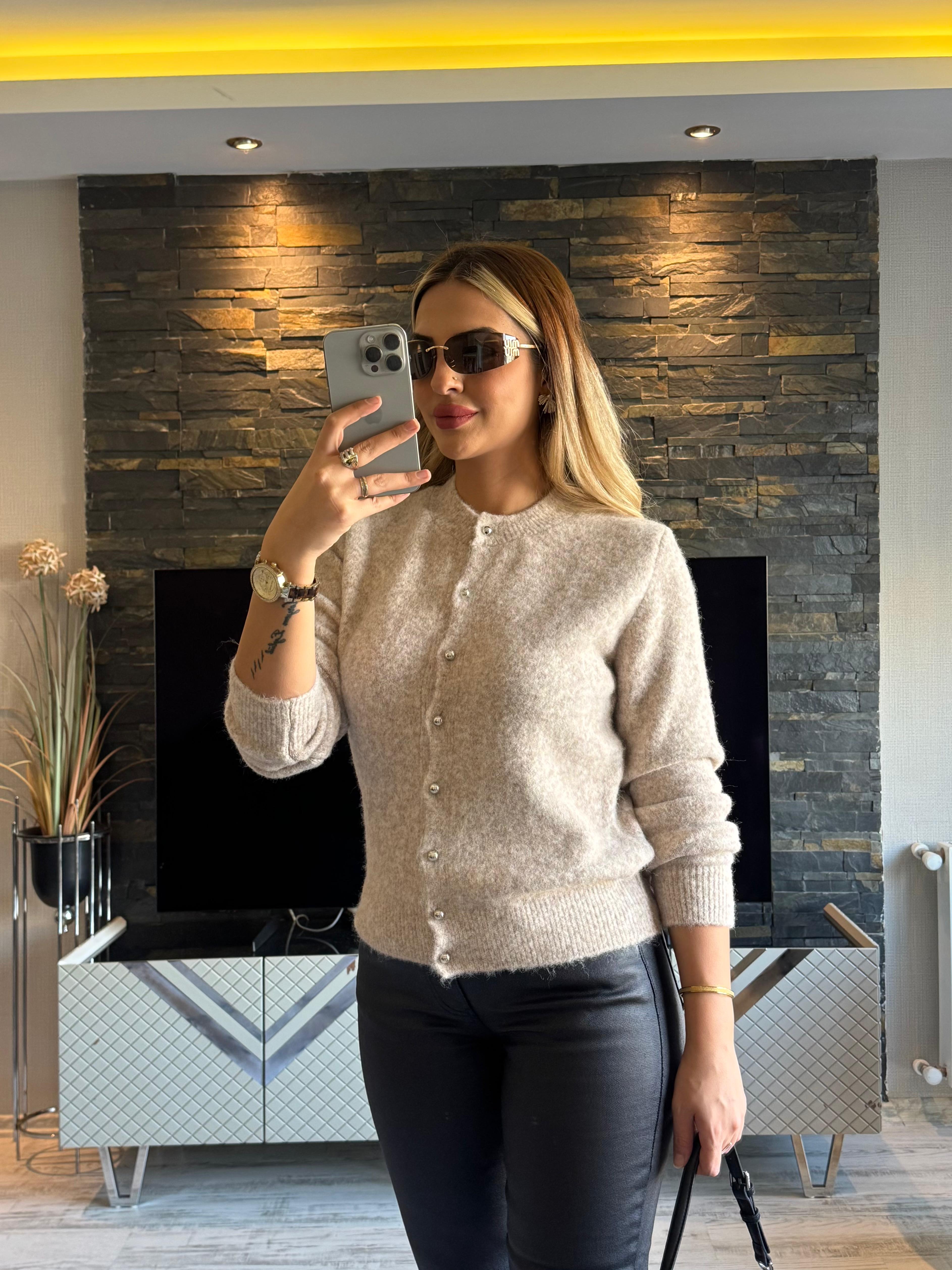 Taş Düğmeli Yumoş Hırka 