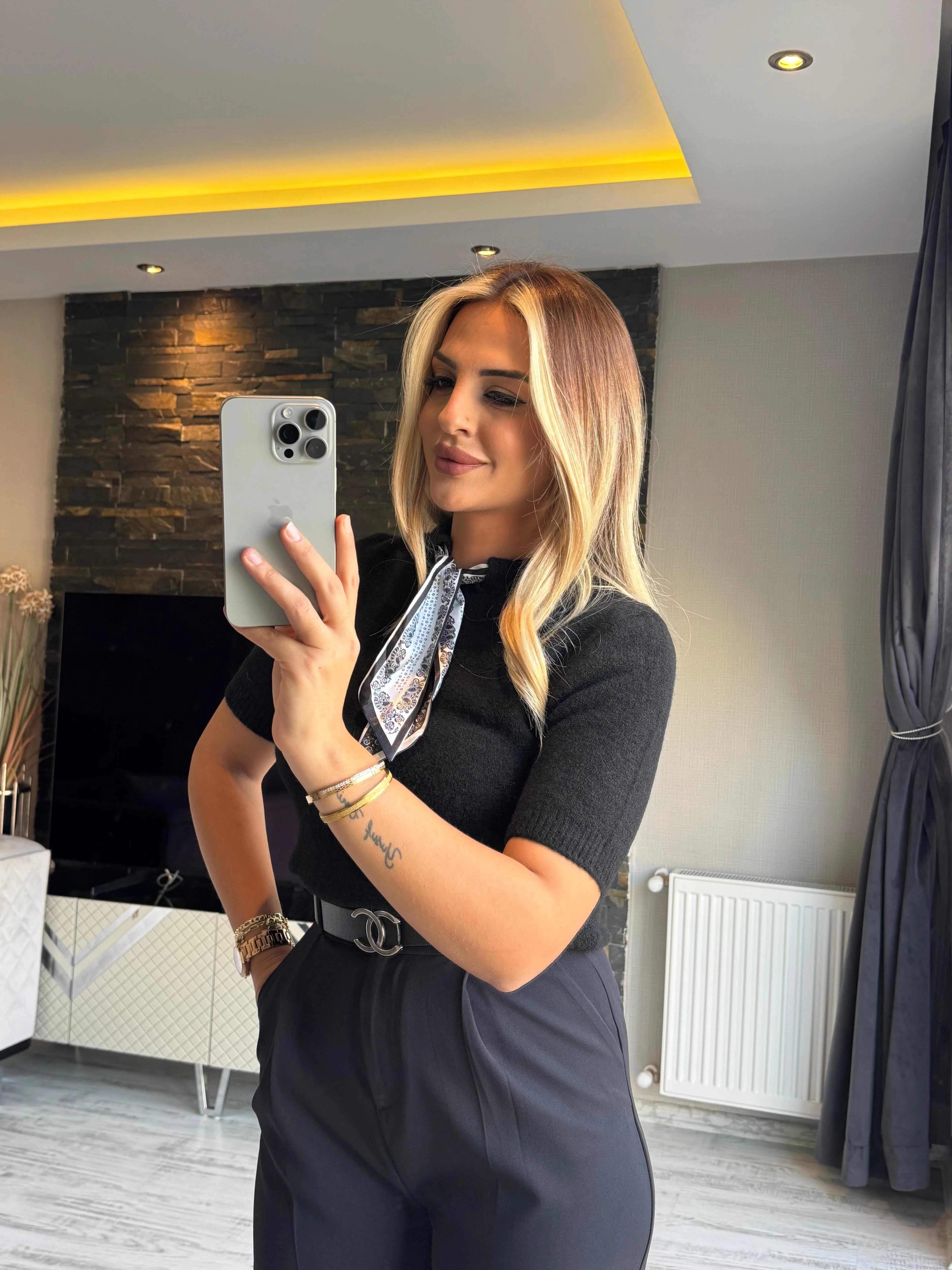 Siyah Fularlı Kazak 