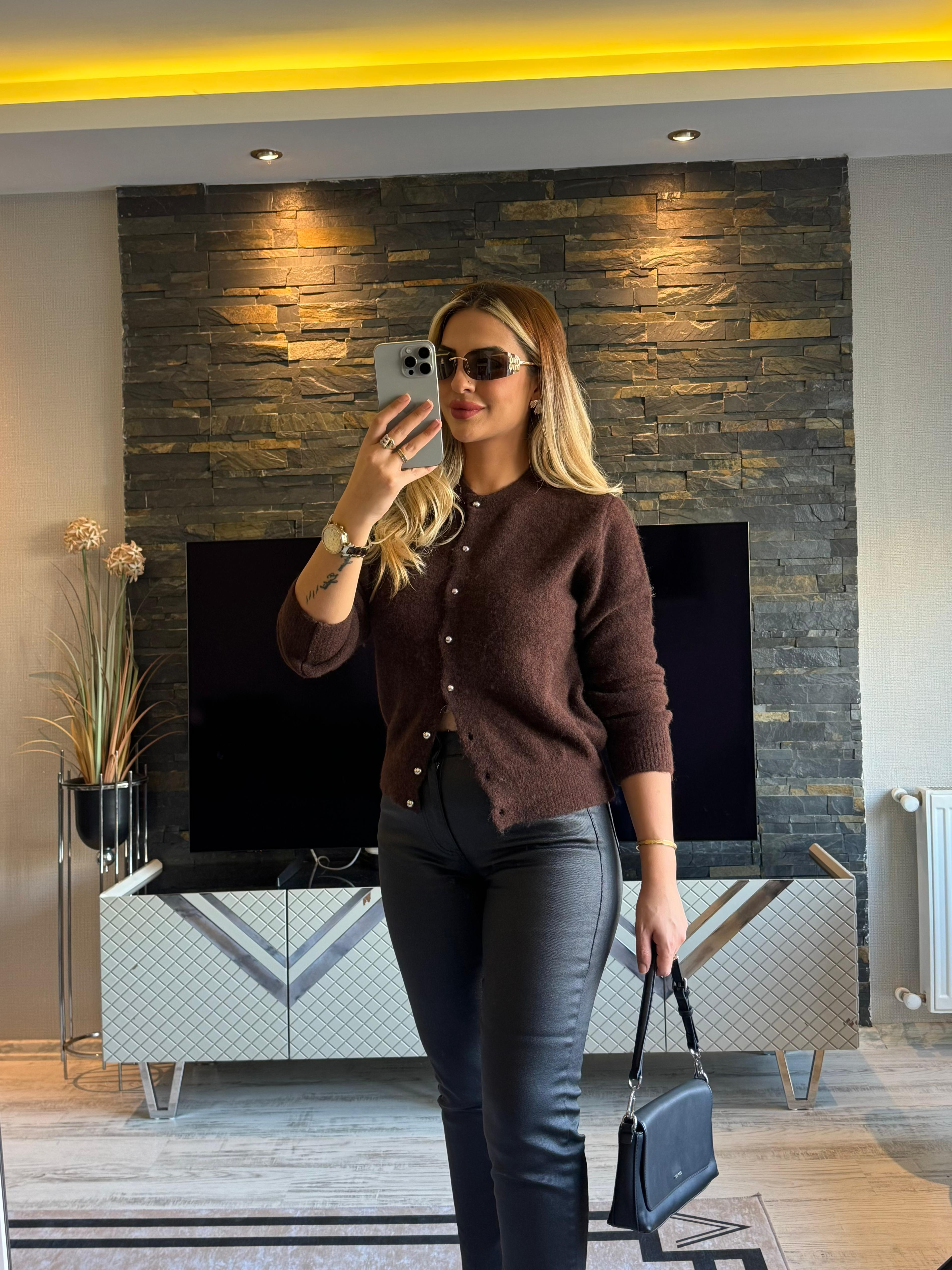 Kahverengi Düğmeli Yumoş Hırka 