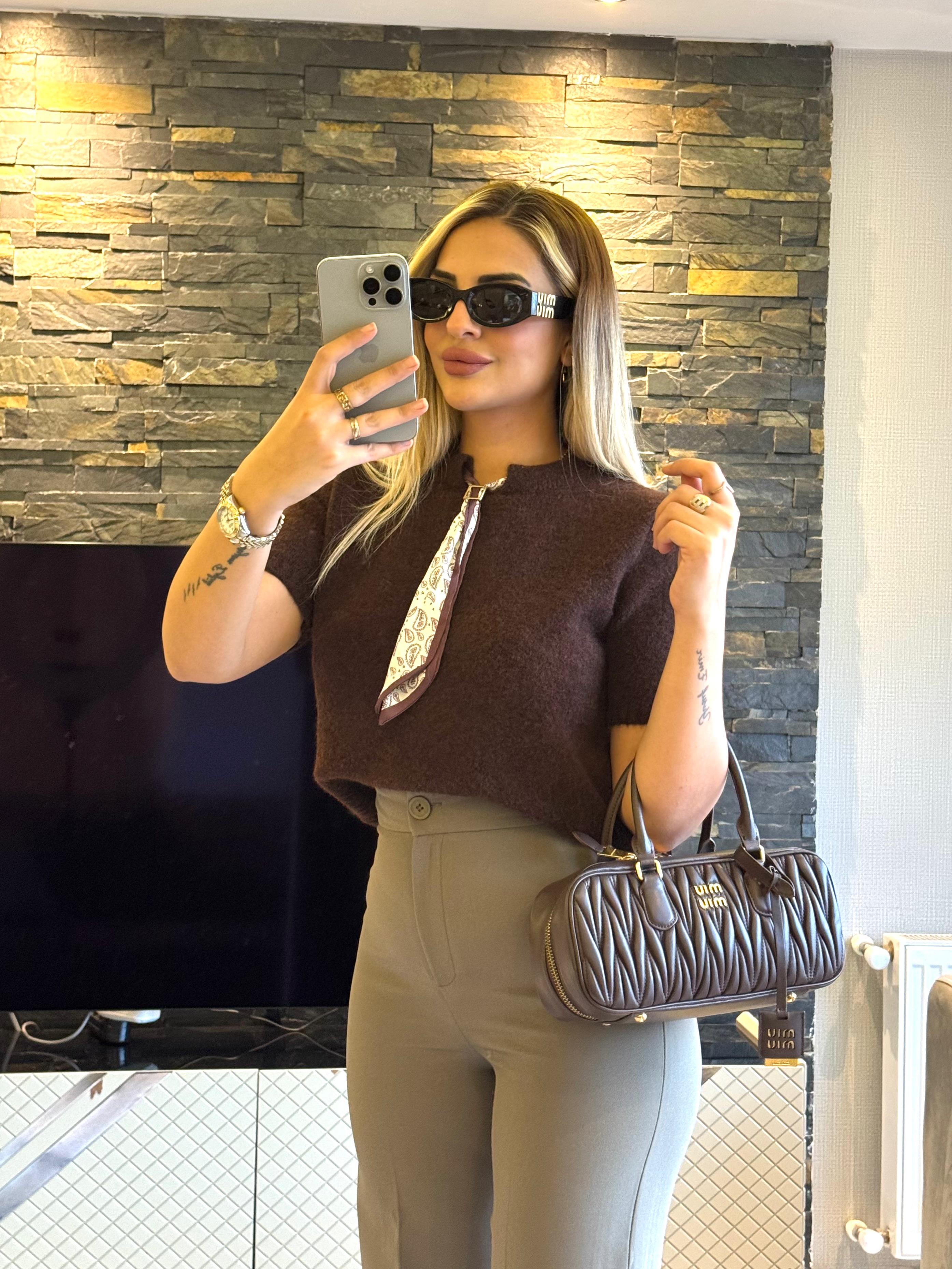 Kahverengi Fularlı Kazak 