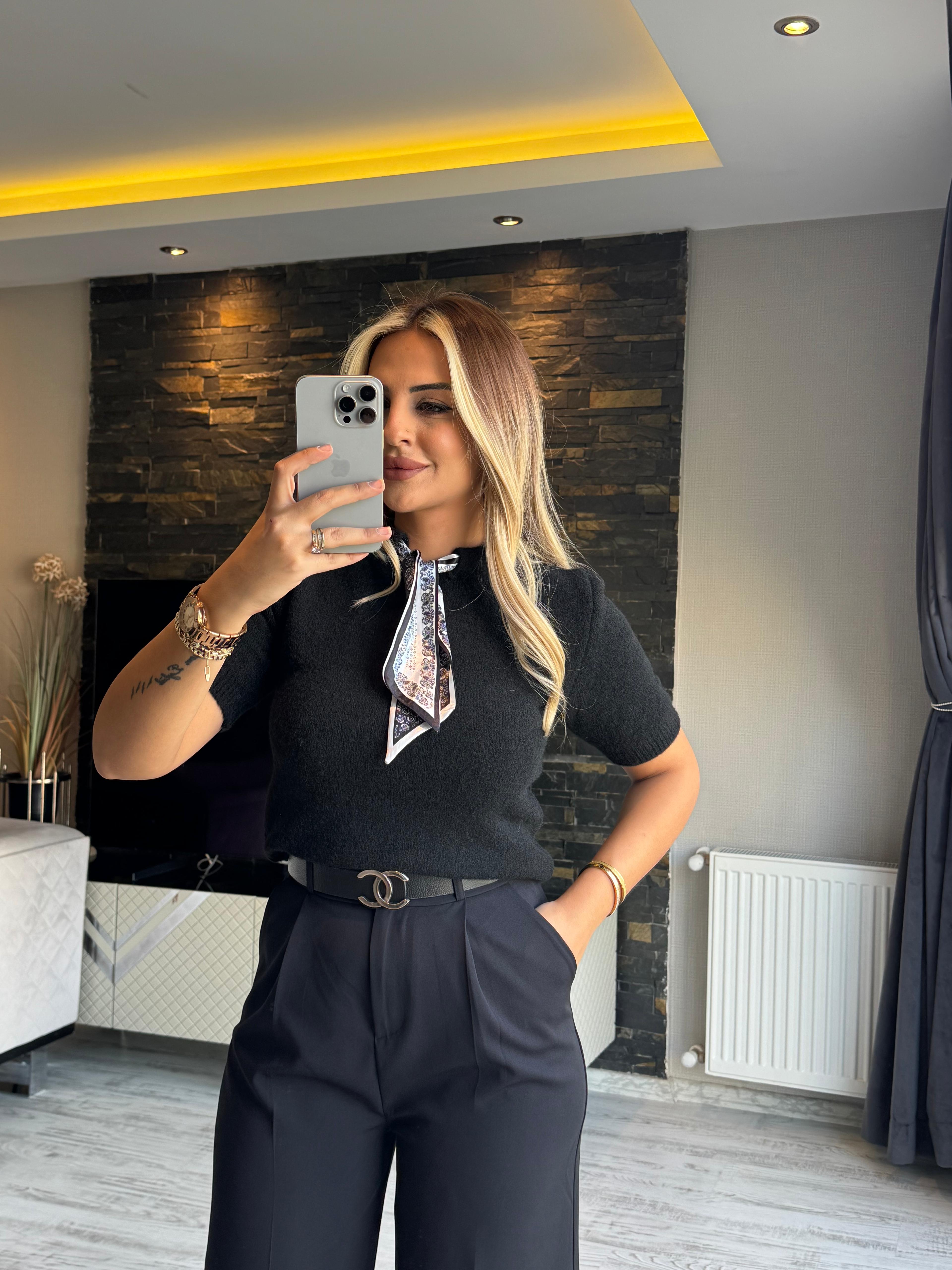 Siyah Fularlı Kazak 