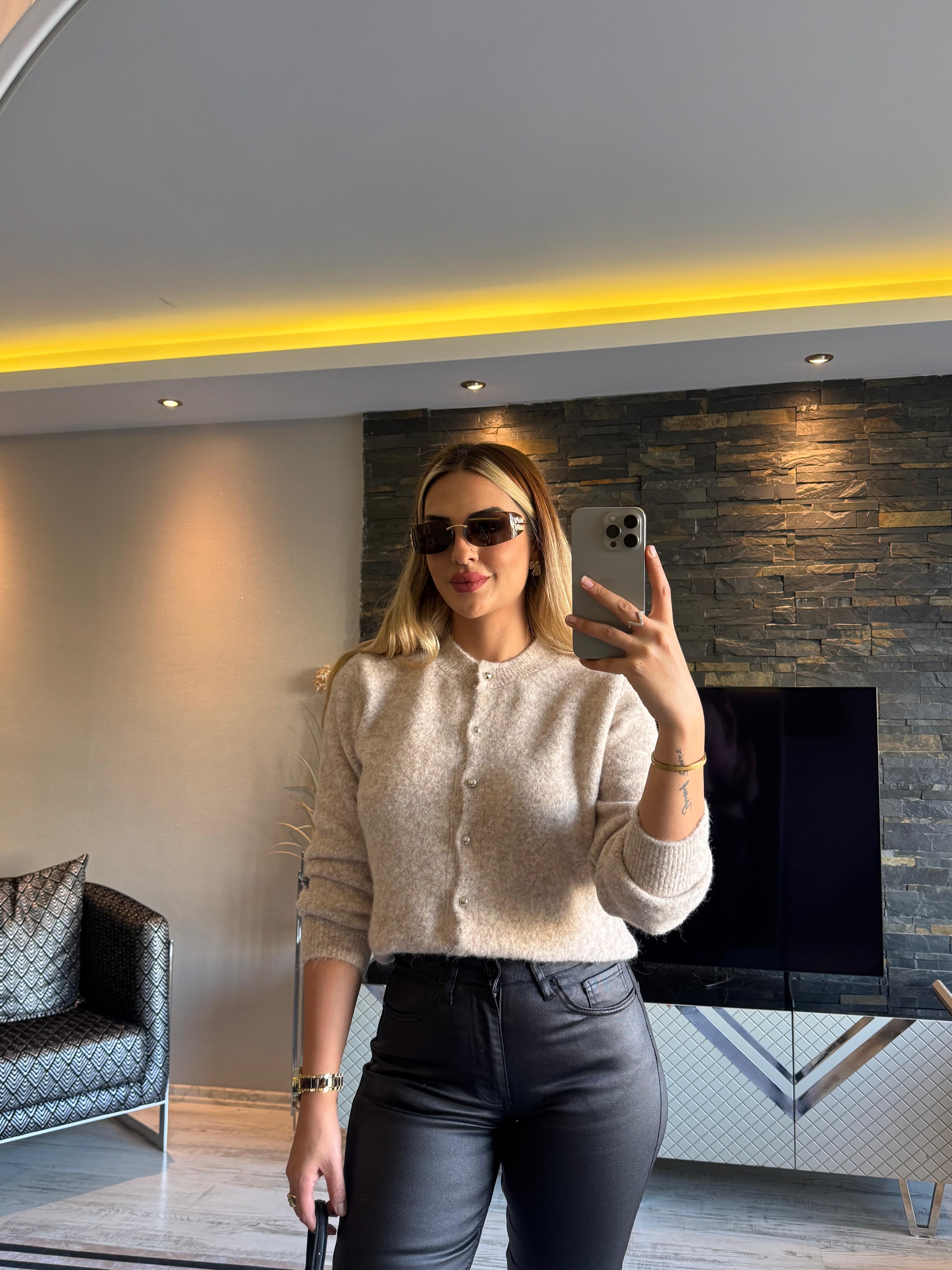 Taş Düğmeli Yumoş Hırka 