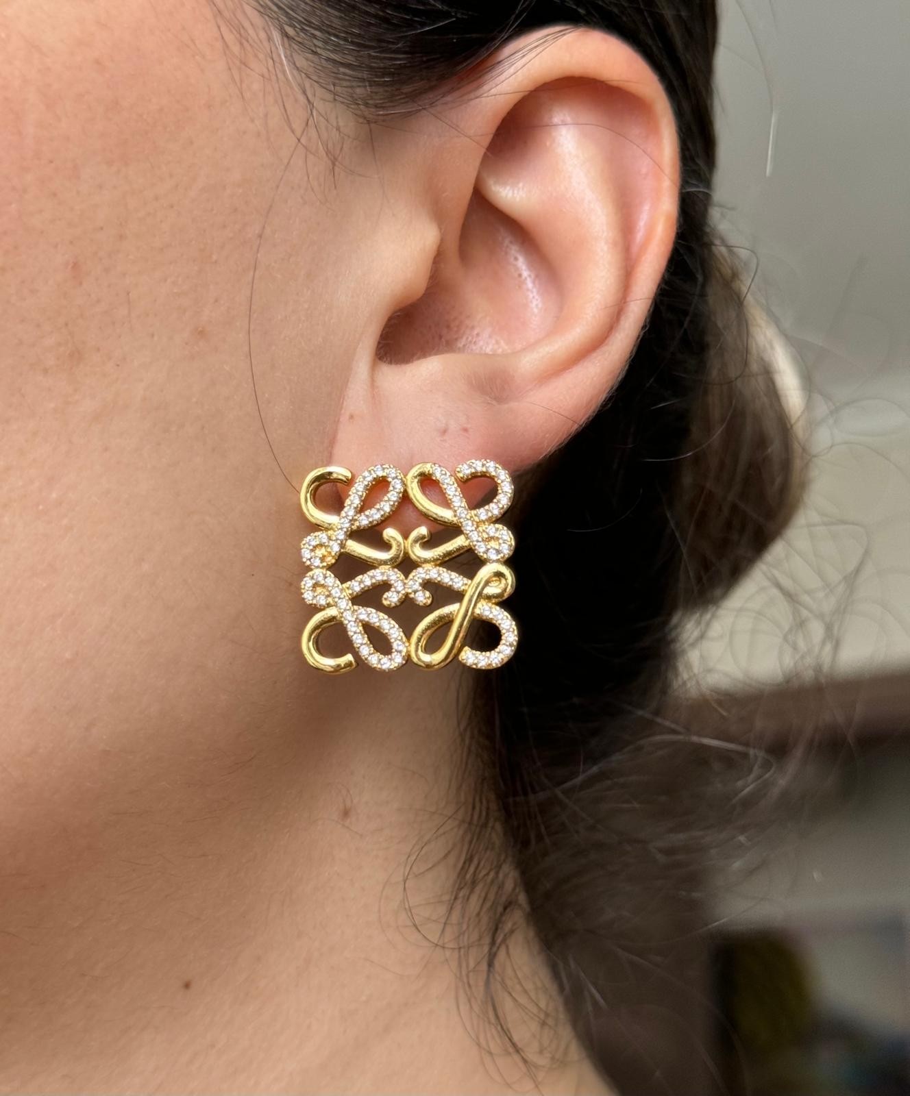 Lowe. Gold Dikdörtgen Logo Küpe