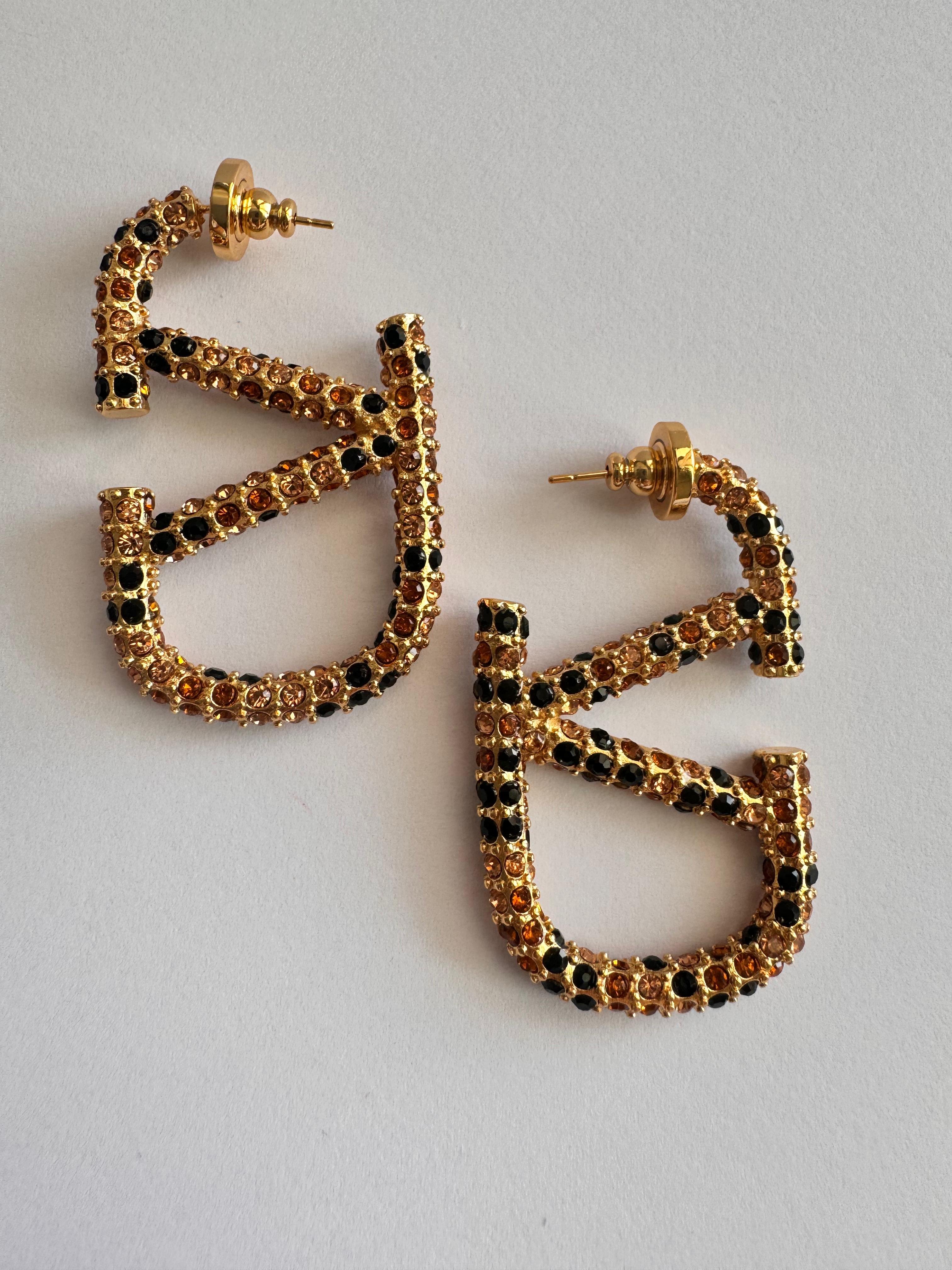 Vlntino. Gold Renkli Logo Küpe