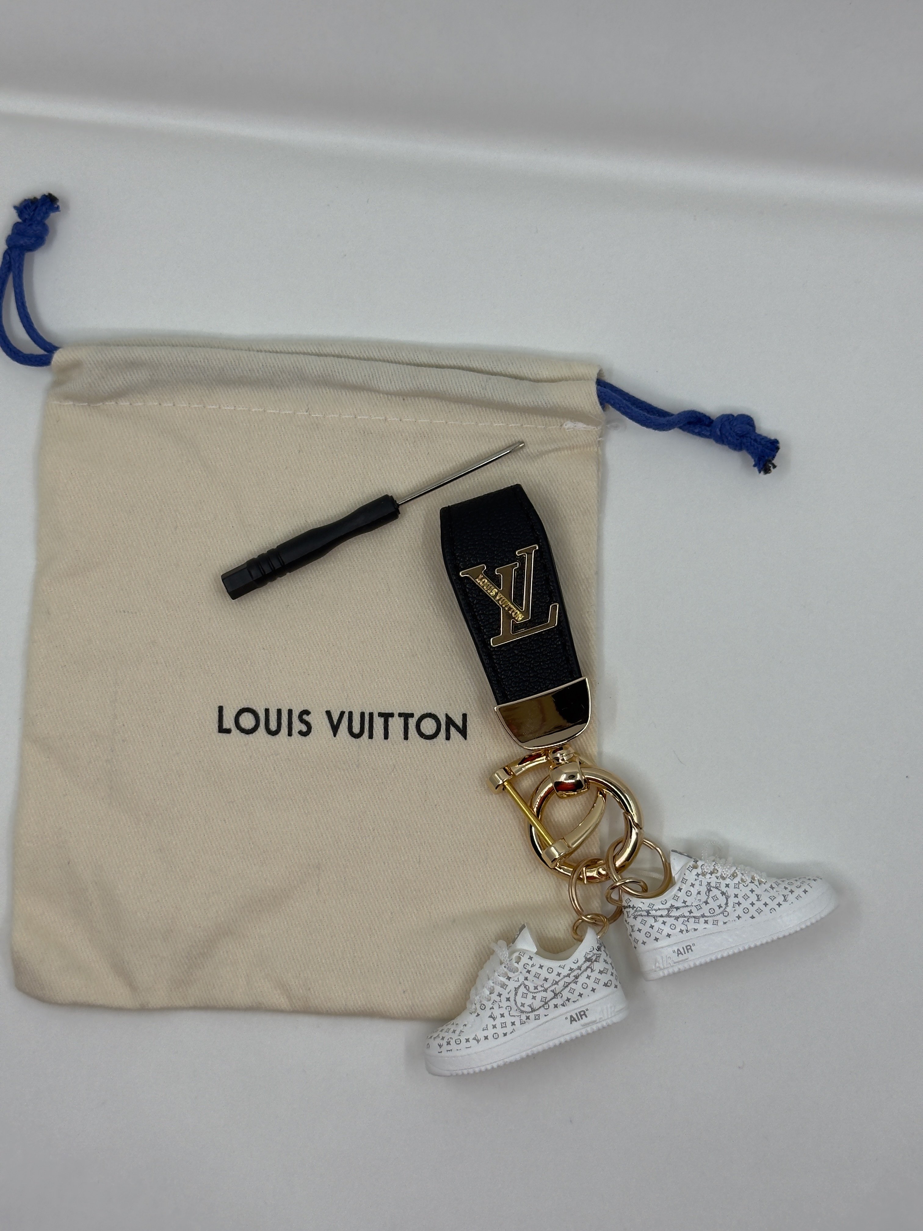 LV. Beyaz Ayakkabı Bag Charm