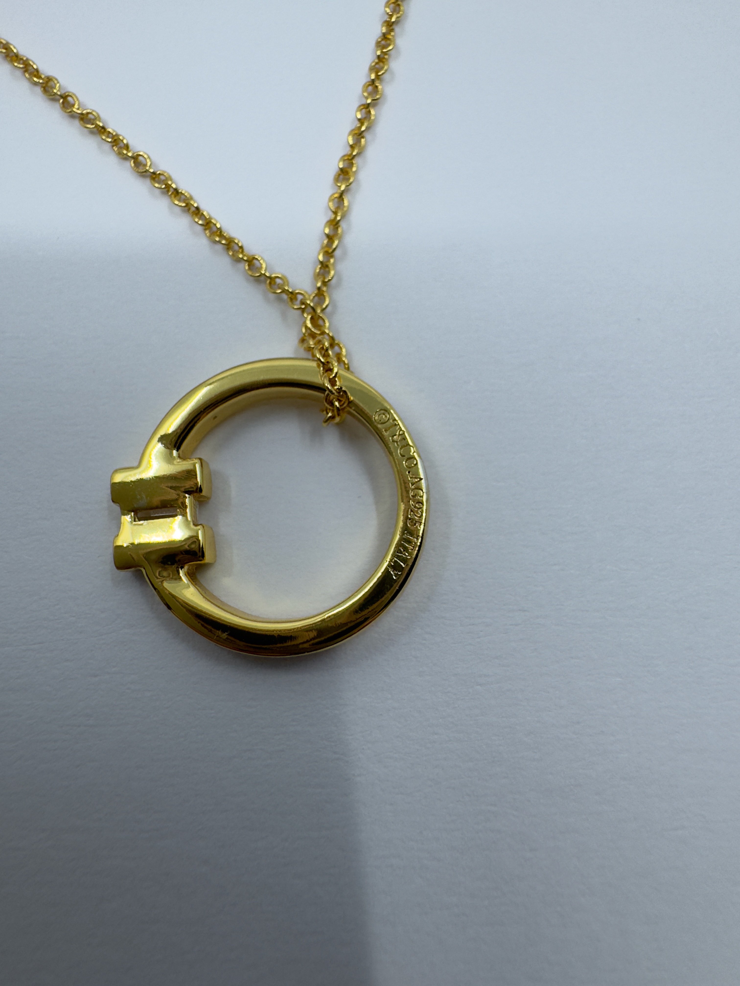 Casual. Tiff Co Gold T Kolye