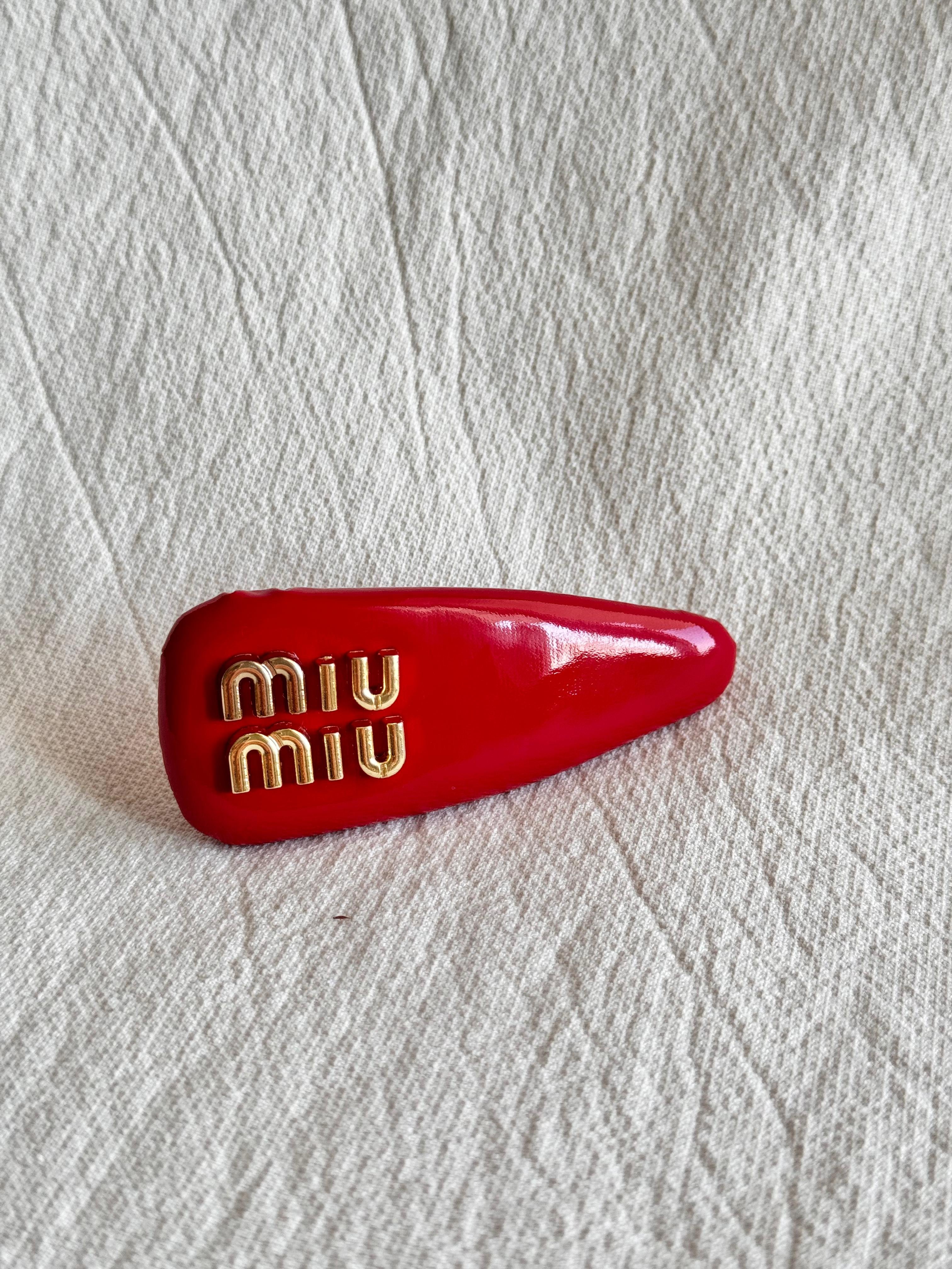 Miu. Koyu Kırmızı Toka