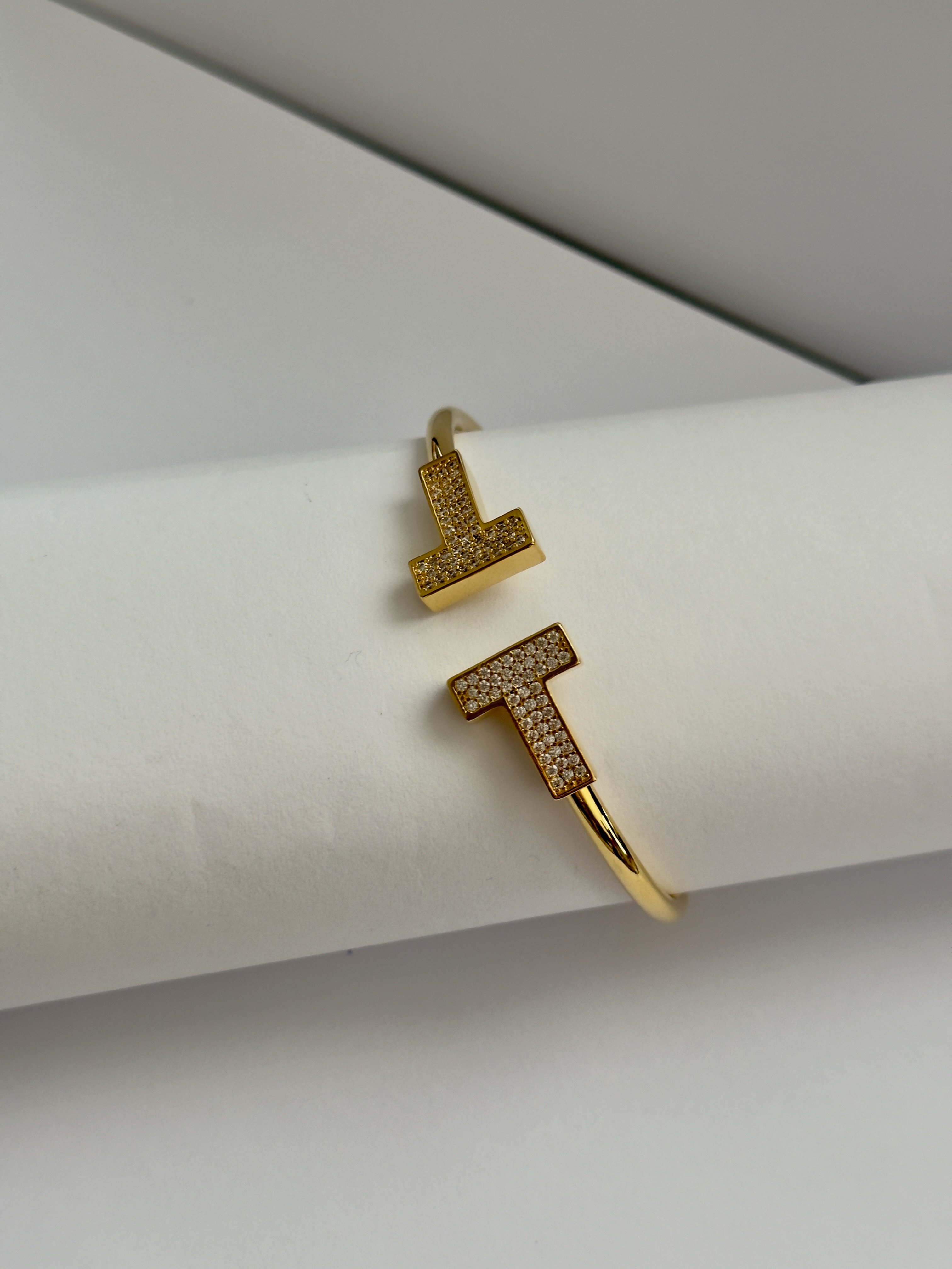 T Pave Taşlı Gold Bileklik