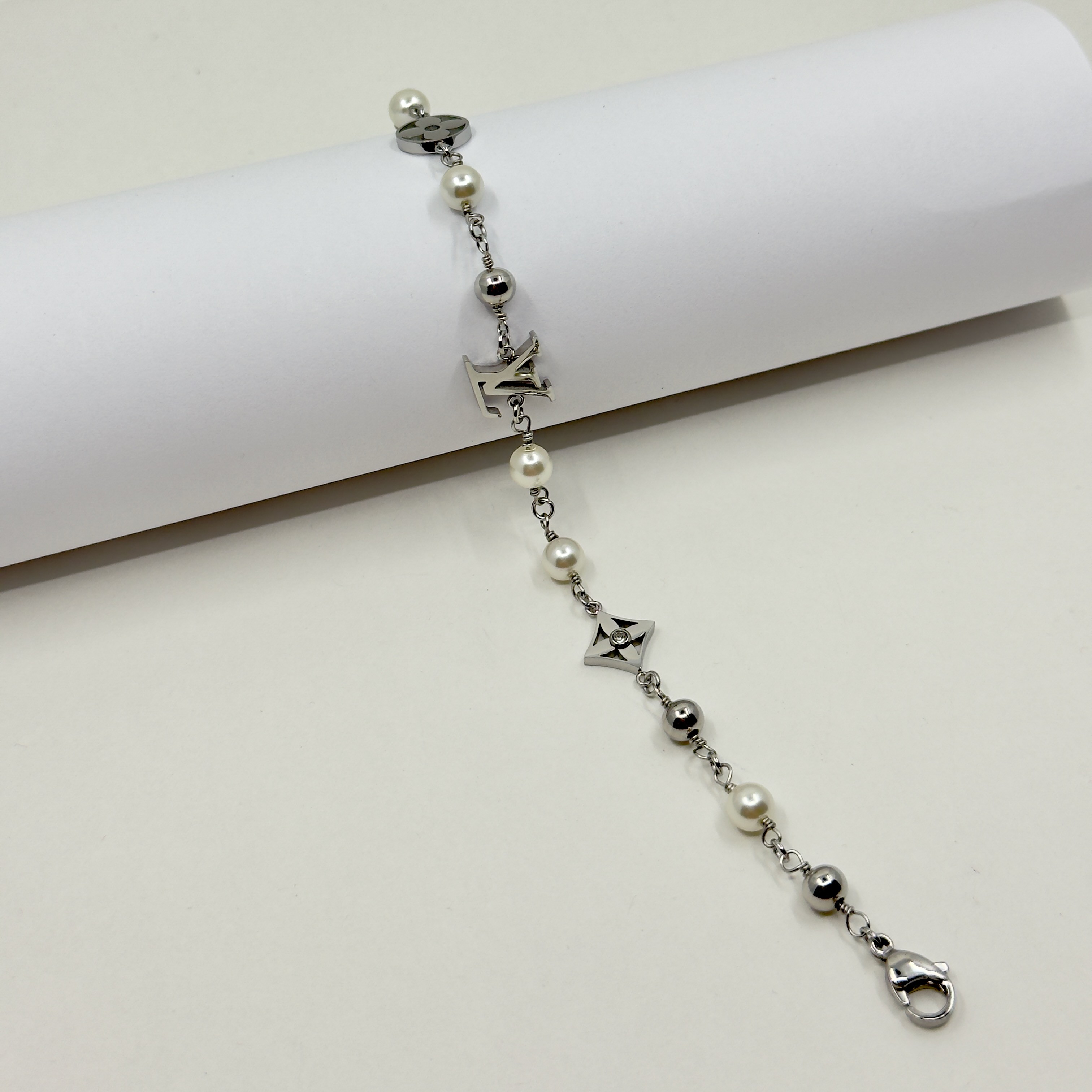 LV. Silver Renk İnci Detaylı Bileklik