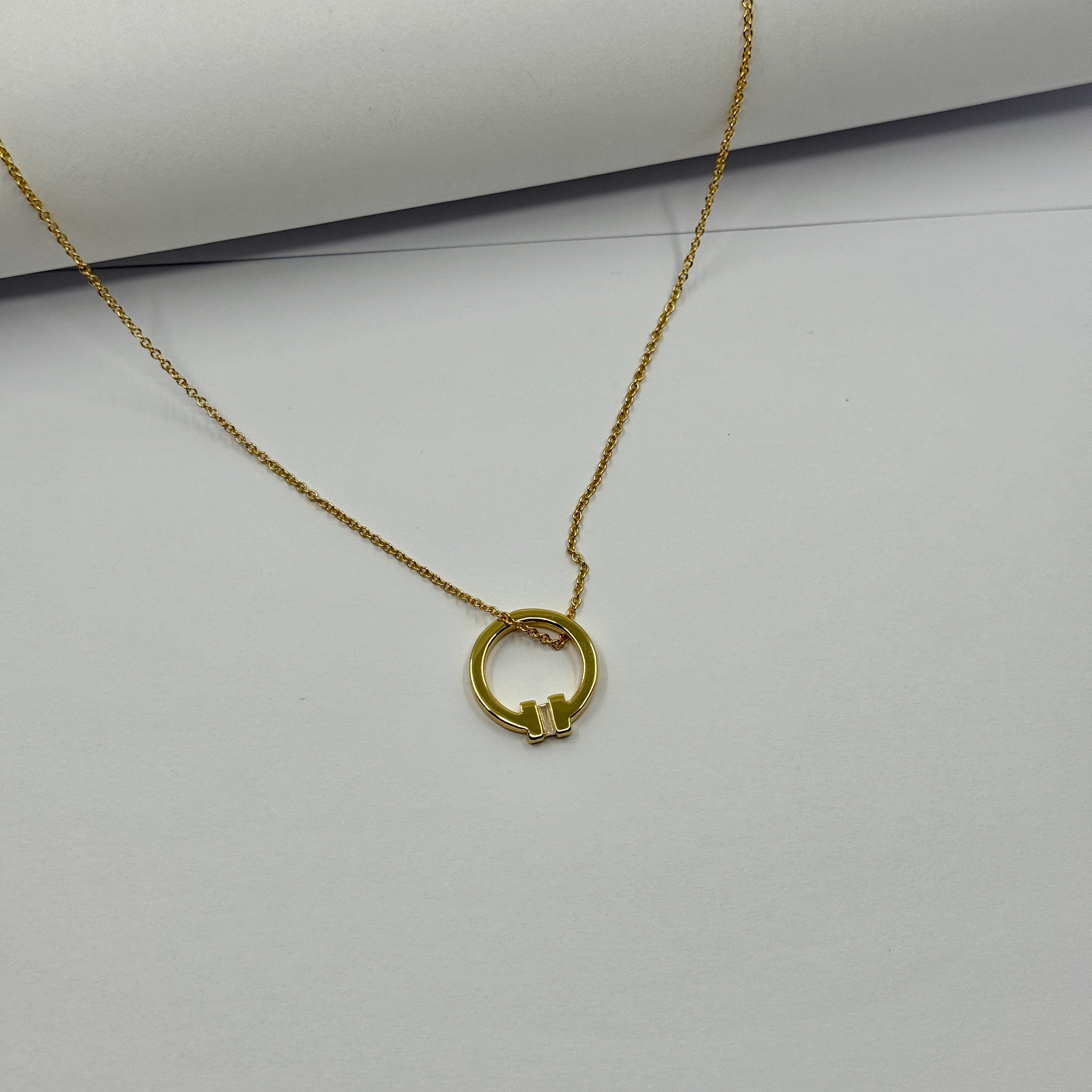 Casual. Tiff Co Gold T Kolye