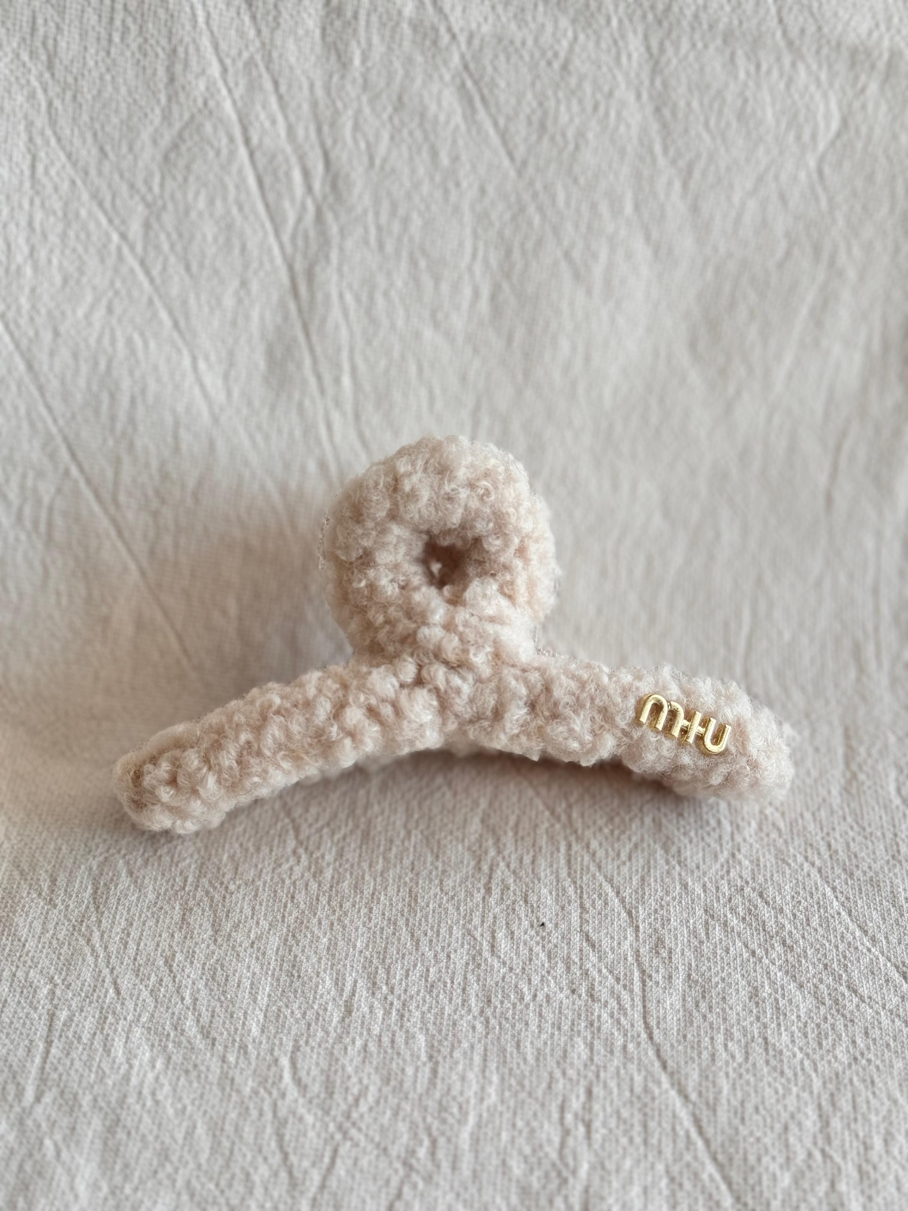 Miu. Kıskaçlı Krem Rengi Peluş Toka