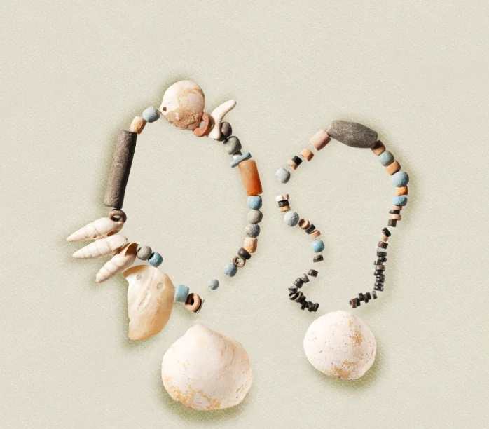 Takıların tarihi, MÖ 20.000 yıllarına kadar uzanır. İlk takılar, doğada bulunan taşlar, deniz kabukları, hayvan dişleri gibi maddelerden yapılmıştır. Bu ilk takılar, daha çok korunma veya güç sembolü olarak kullanılıyordu. Örneğin, bir kemik kolye, bir kişinin sosyal statüsünü gösterebilirken, deniz kabukları ve taşlar ise doğa ile olan güçlü bağları simgeliyordu. Bu erken dönem takıları, aynı zamanda büyüsel amaçlarla da kullanılıyordu.