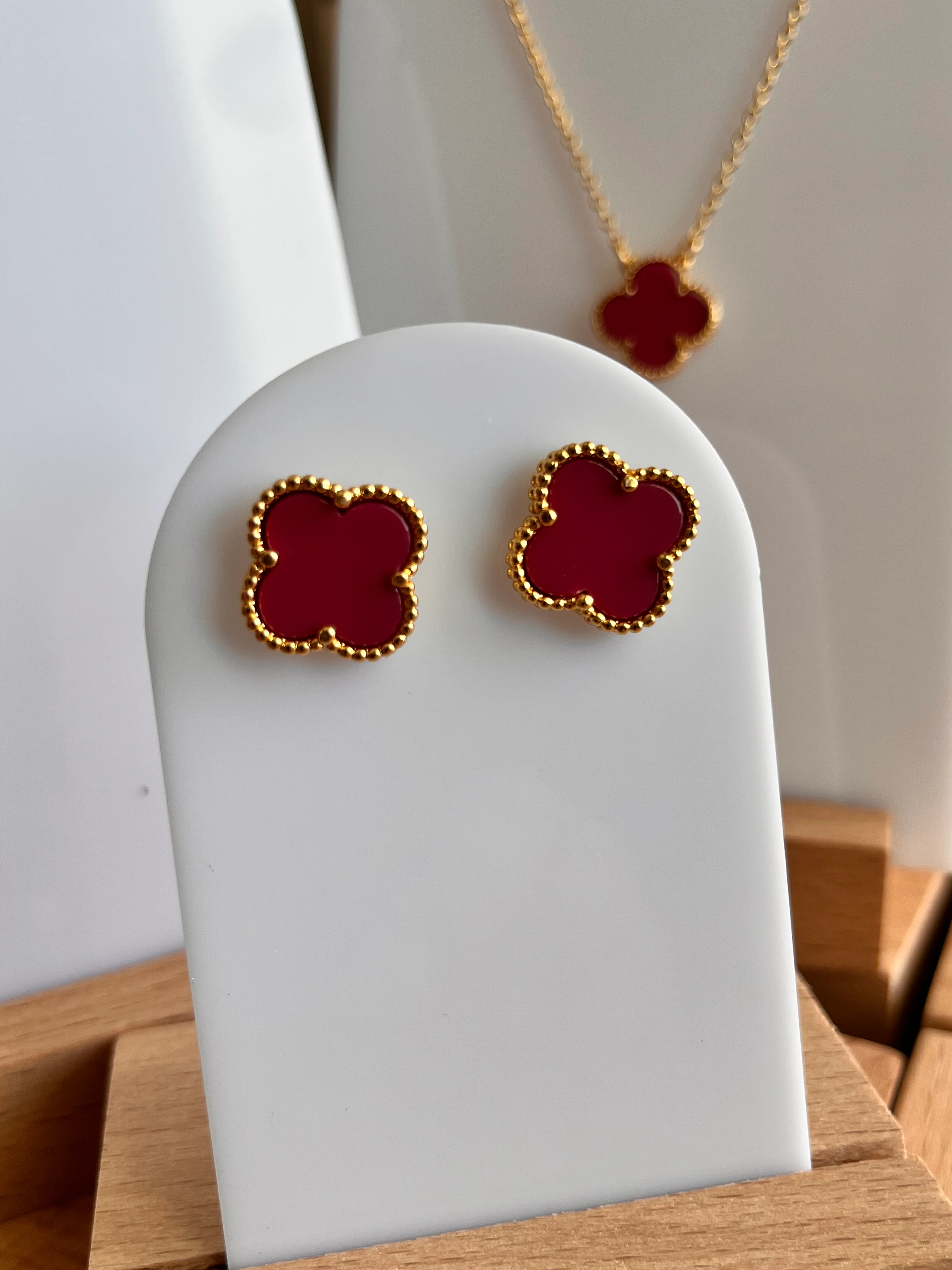 koyu pembe tek yonca küpe