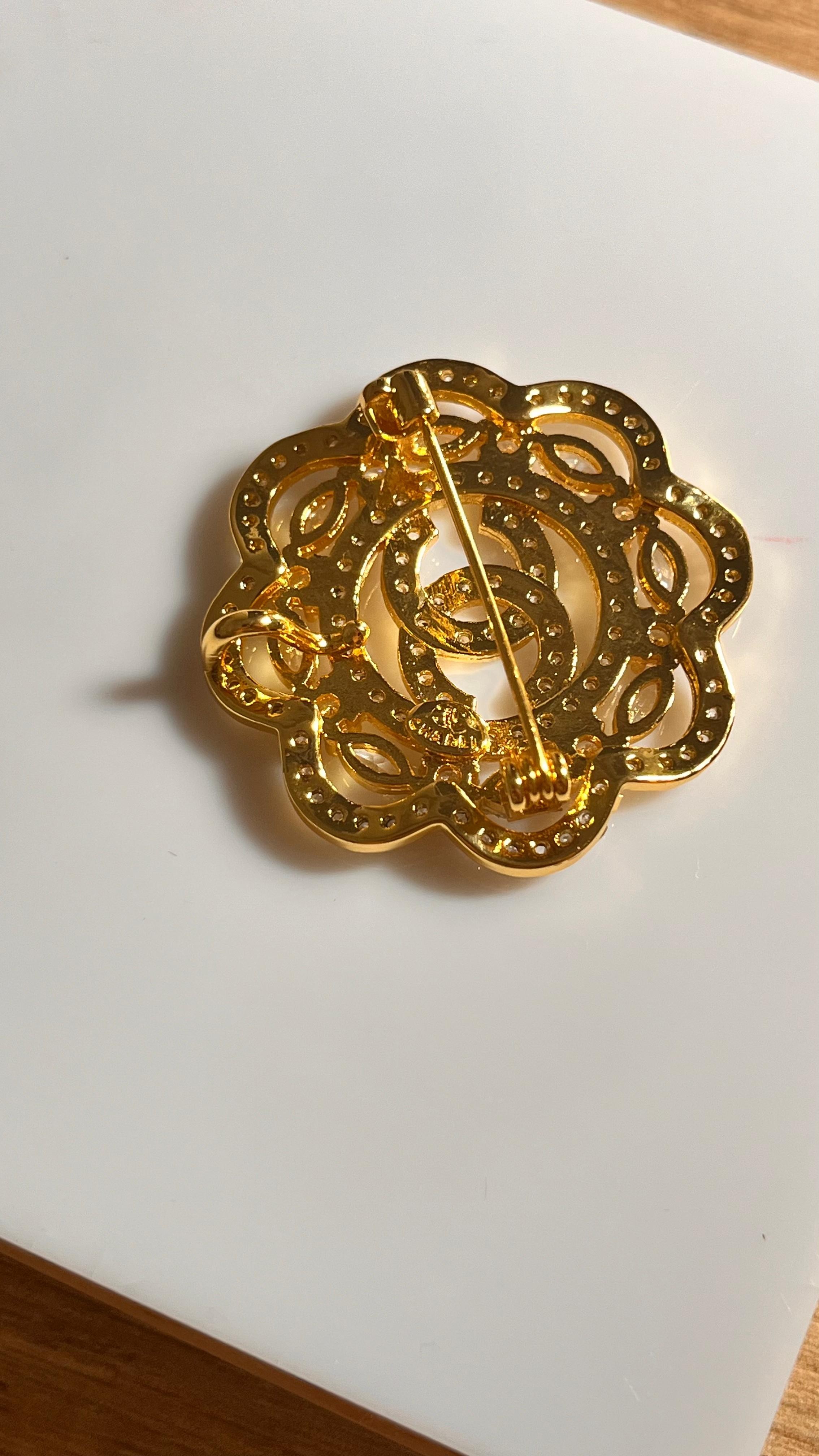 Chnl. Gold Yuvarlak Çiçek Model Broş