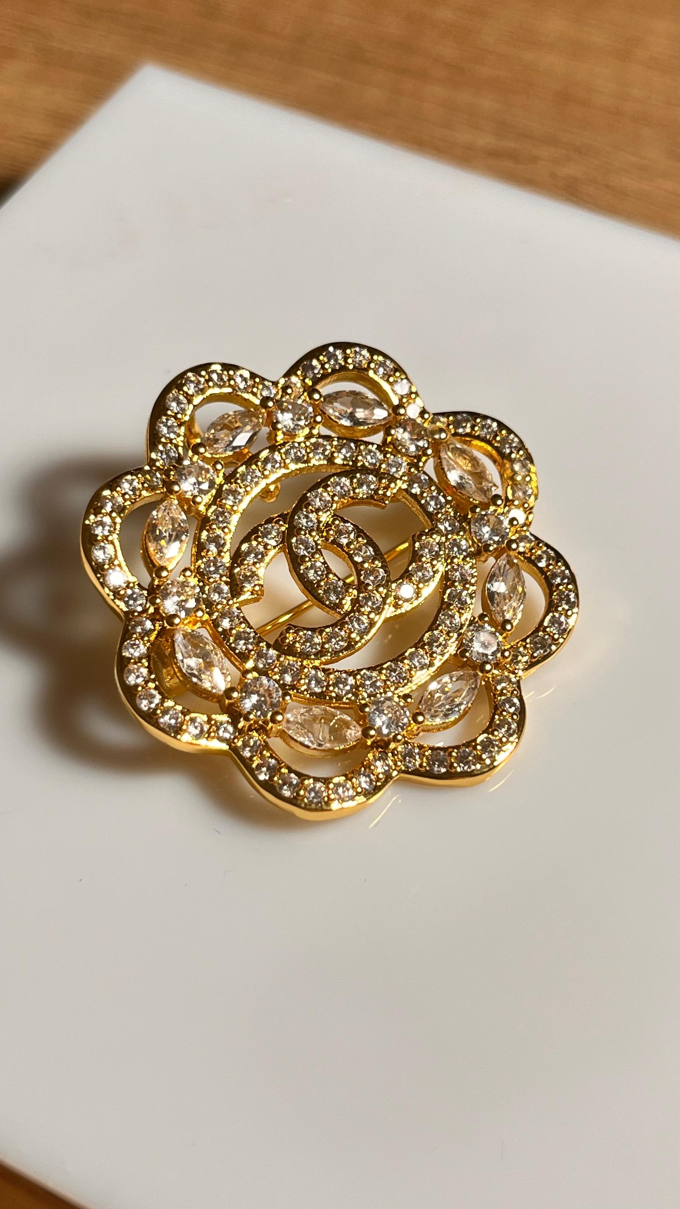 Chnl. Gold Yuvarlak Çiçek Model Broş