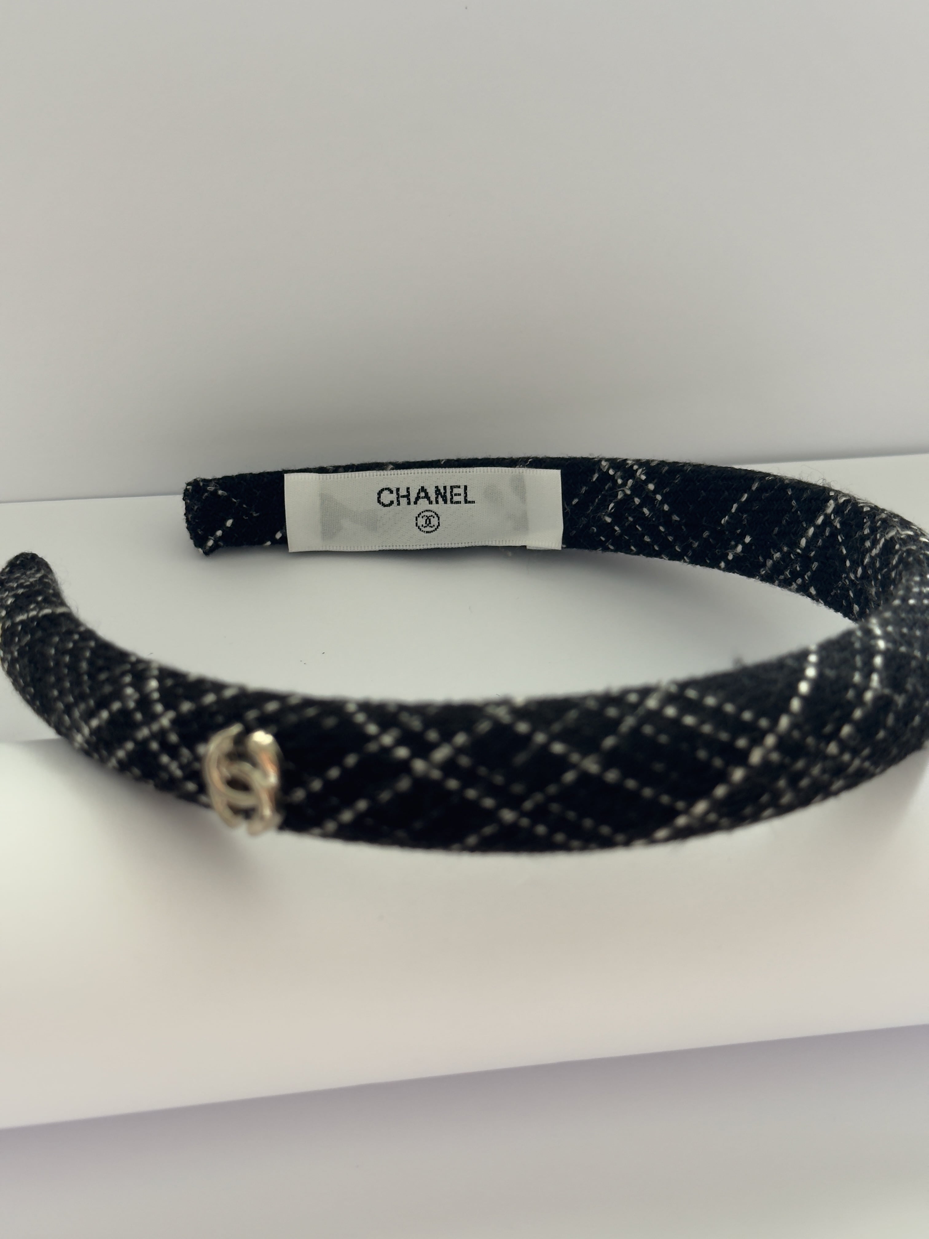 Noir Tweed Taç