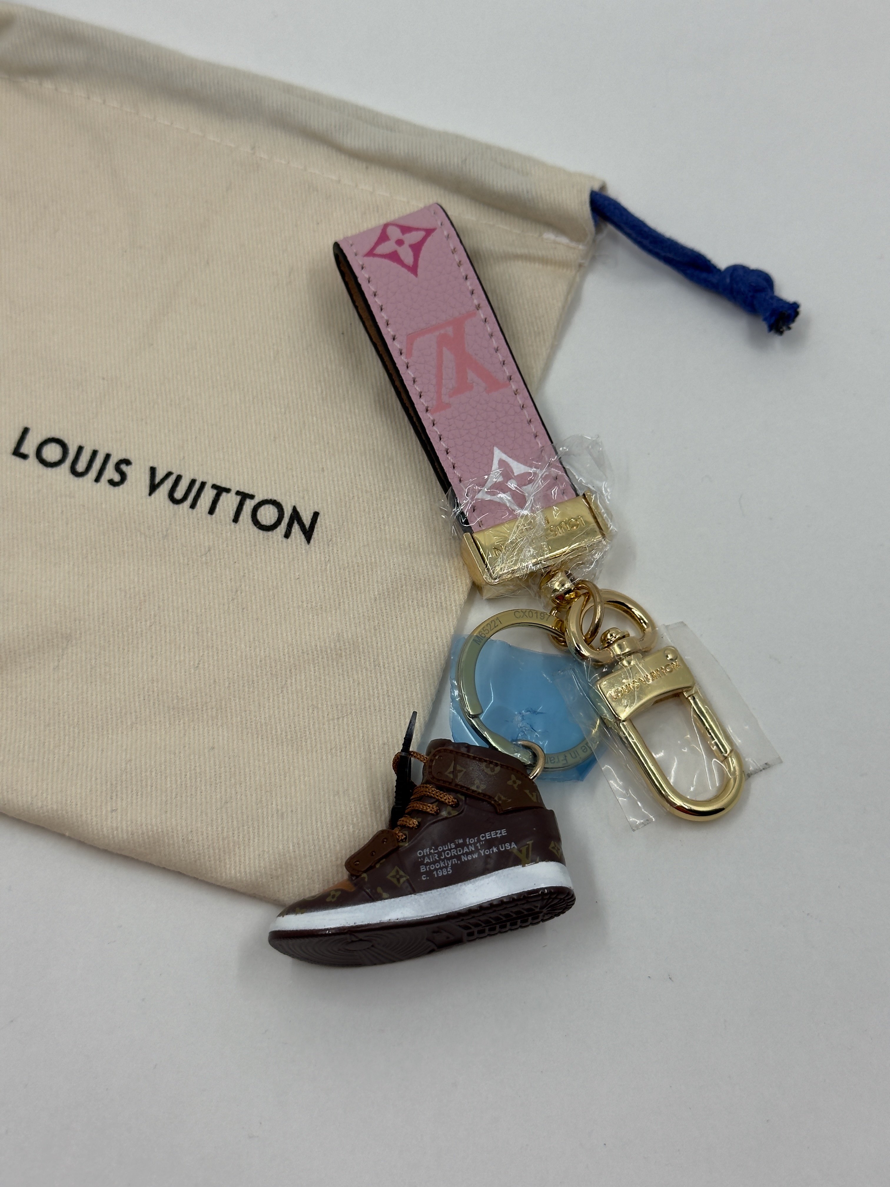 LV. Pembe Kulp Ayakkabı Bag Charm