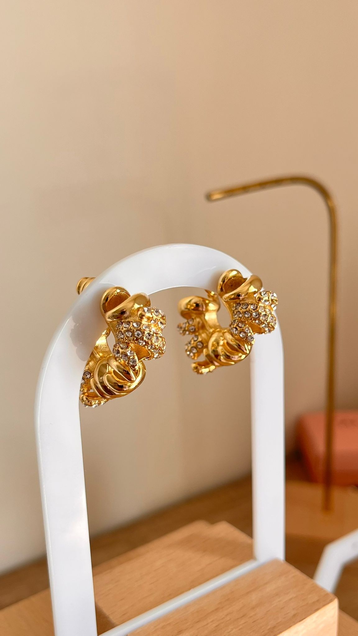 Botte. Gold Taşlı Fantezi Küpe