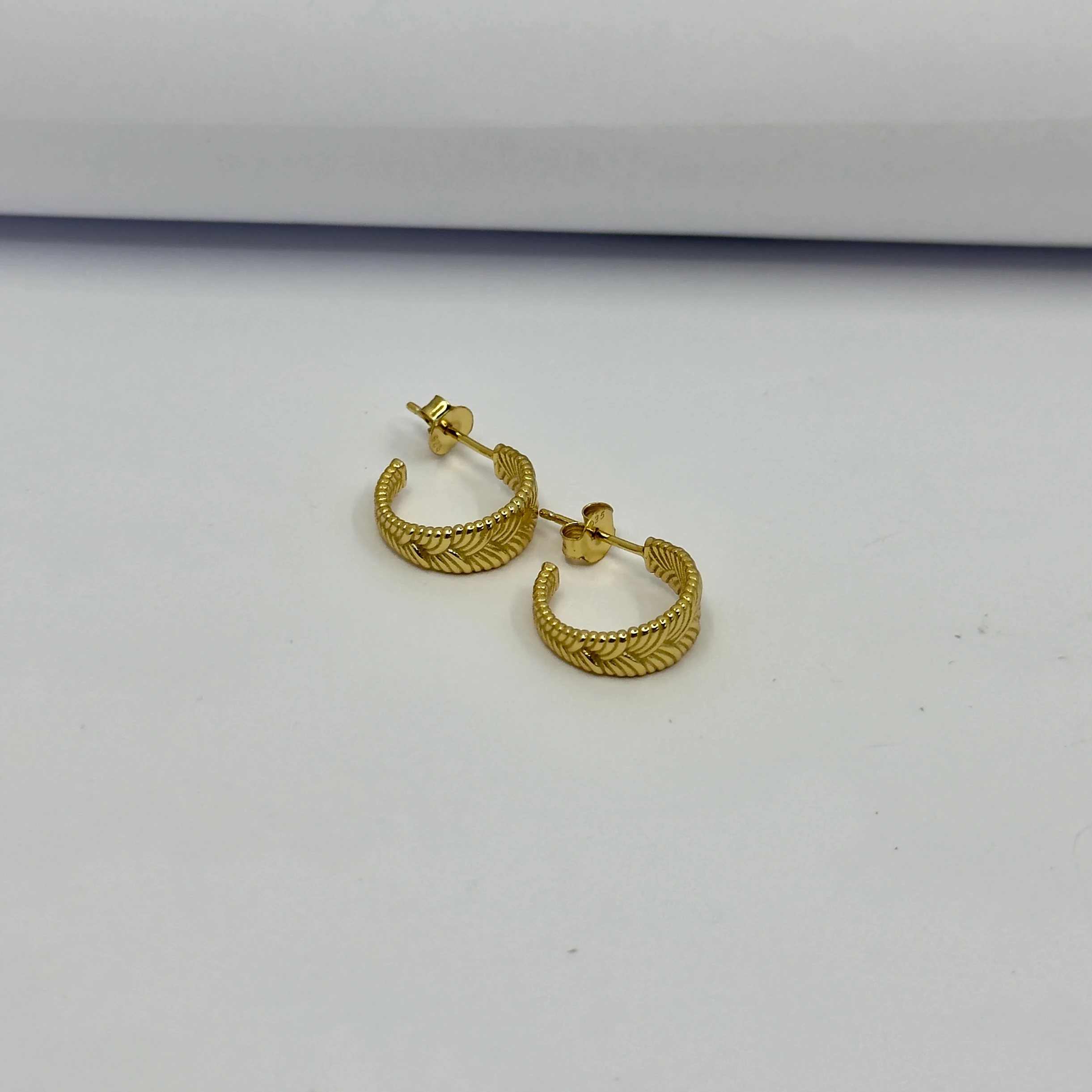 Altın Yaprak Desenli Halka Küpe