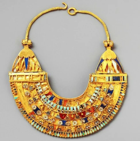 Antik Mısır'da takılar, sadece estetik bir amaçla değil, ruhsal ve dini anlamlar taşıyan objeler olarak kullanılıyordu. Mısır halkı, altın, lapis lazuli ve turkuaz gibi değerli taşlarla yapılan takıları, tanrılara yakınlıklarını göstermek ve ölülerin ruhunu korumak amacıyla kullanırlardı. Mısır firavunları ve soyluları, lüks takılarla çevriliydi ve bu takılar, onların statülerini simgeliyordu. Bilezikler, kolyeler ve küpeler, yalnızca süs eşyası değil, aynı zamanda kişinin sosyal gücünü ve dini inançlarını da yansıtan objelerdi.