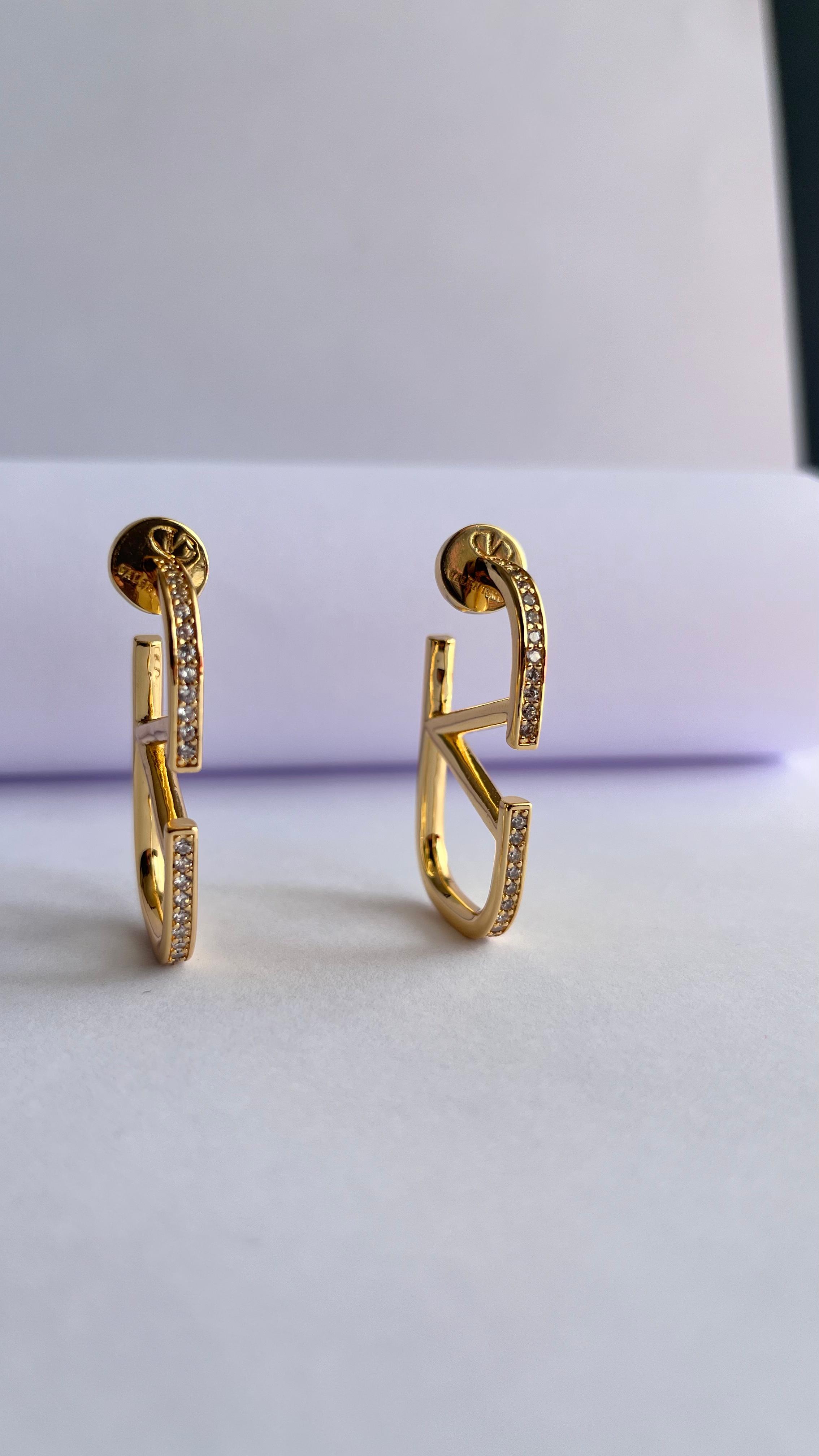 Vlntino. Logo Detay Taşlı Gold Küpe