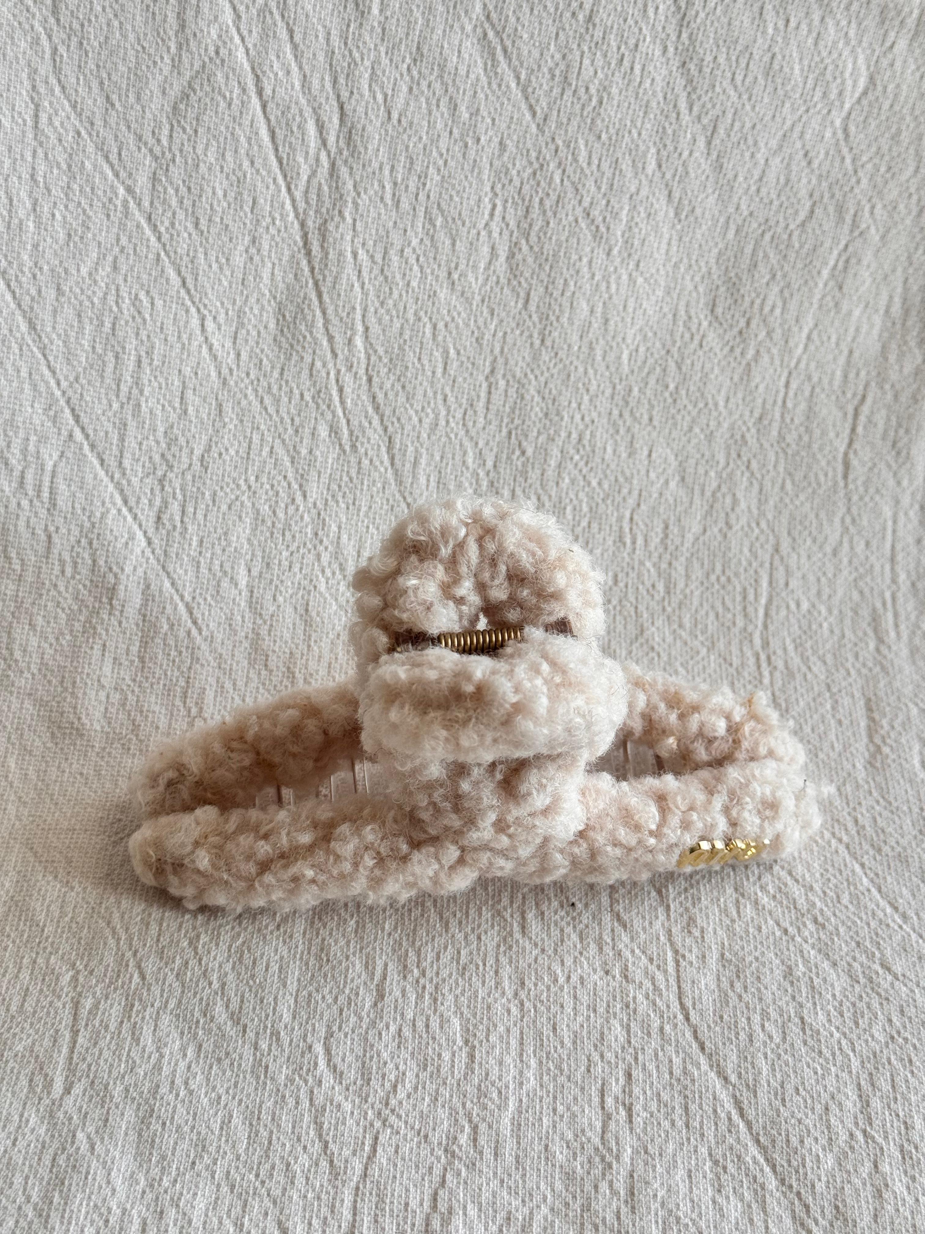 Miu. Kıskaçlı Krem Rengi Peluş Toka