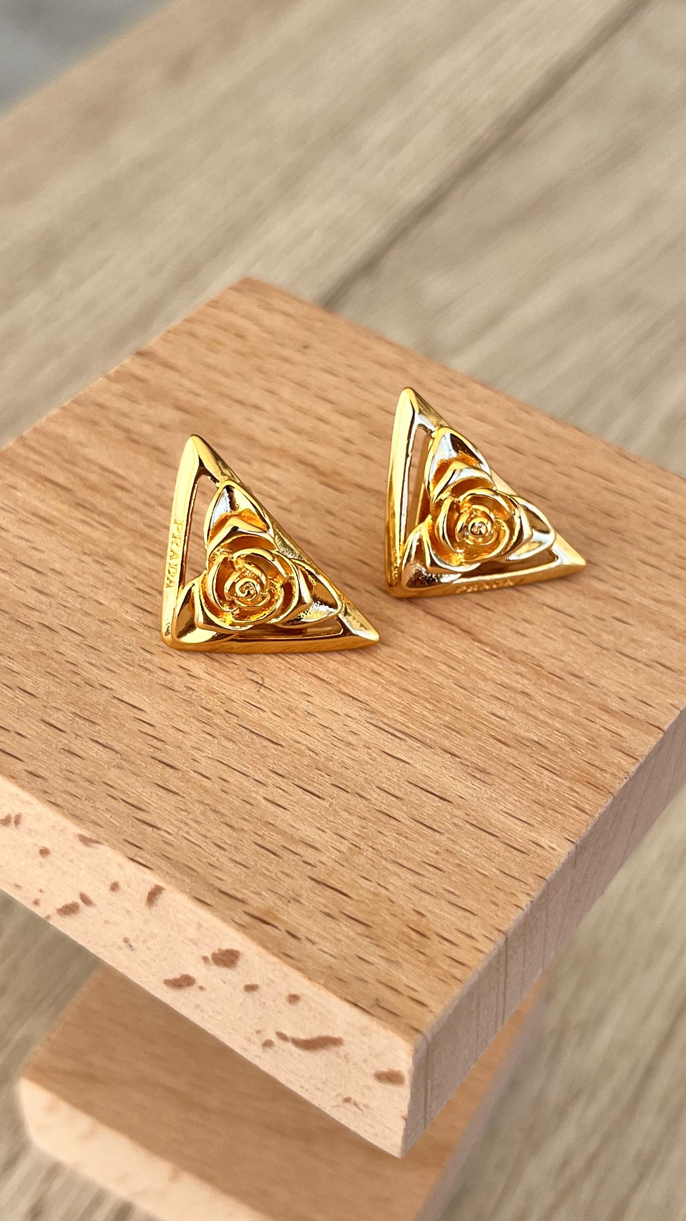Prda.Gold Gül Detaylı Üçgen Küpe