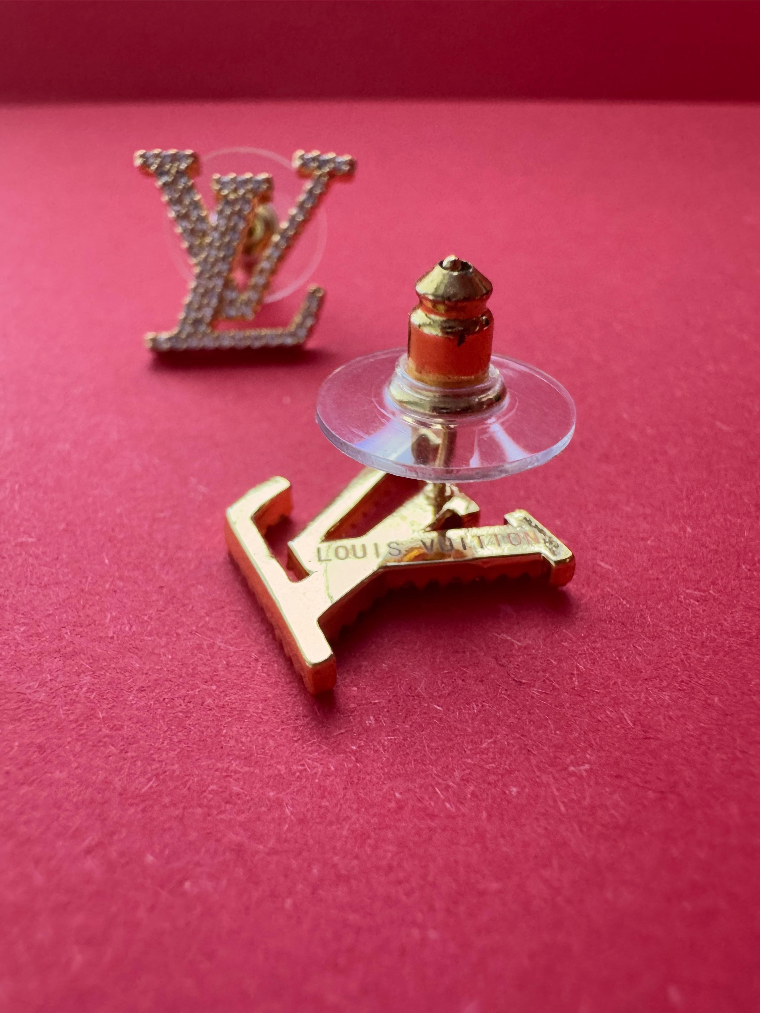 LV. Gold Taşlı Çivi Logo Küpe