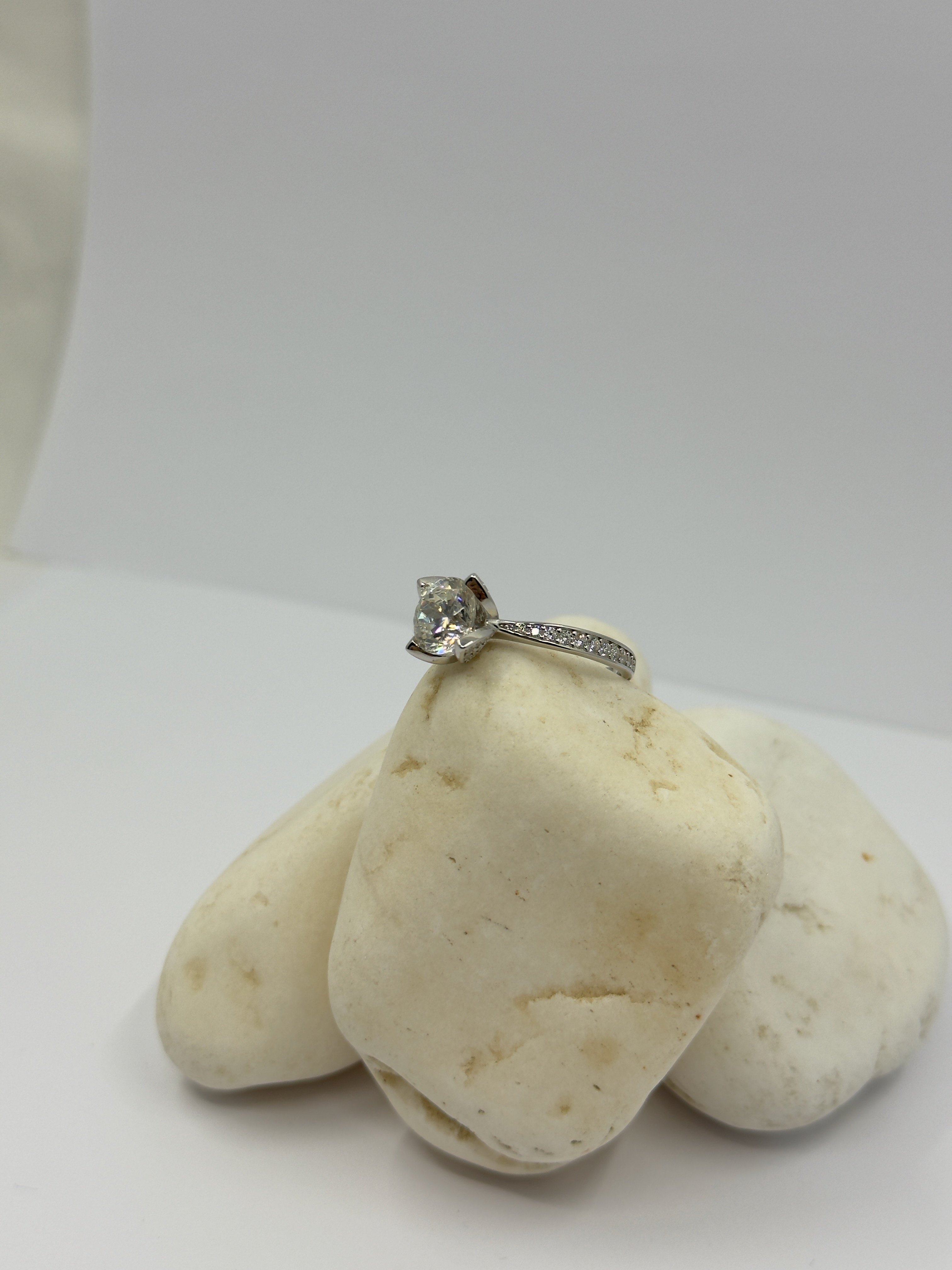 Aurora Moissanite Tektaş Yüzük