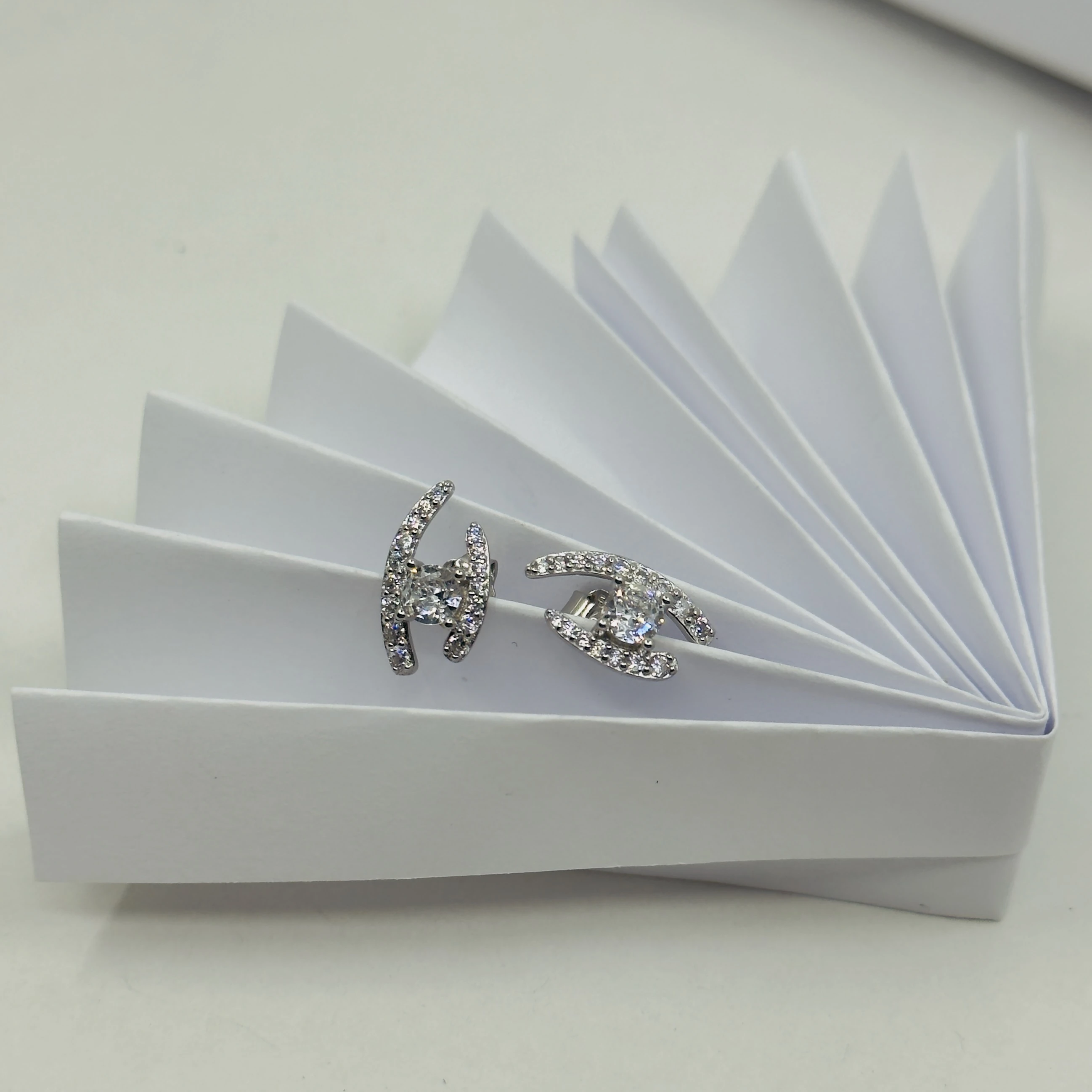 Casual. Silver Taşlı Icon Chic Küpe