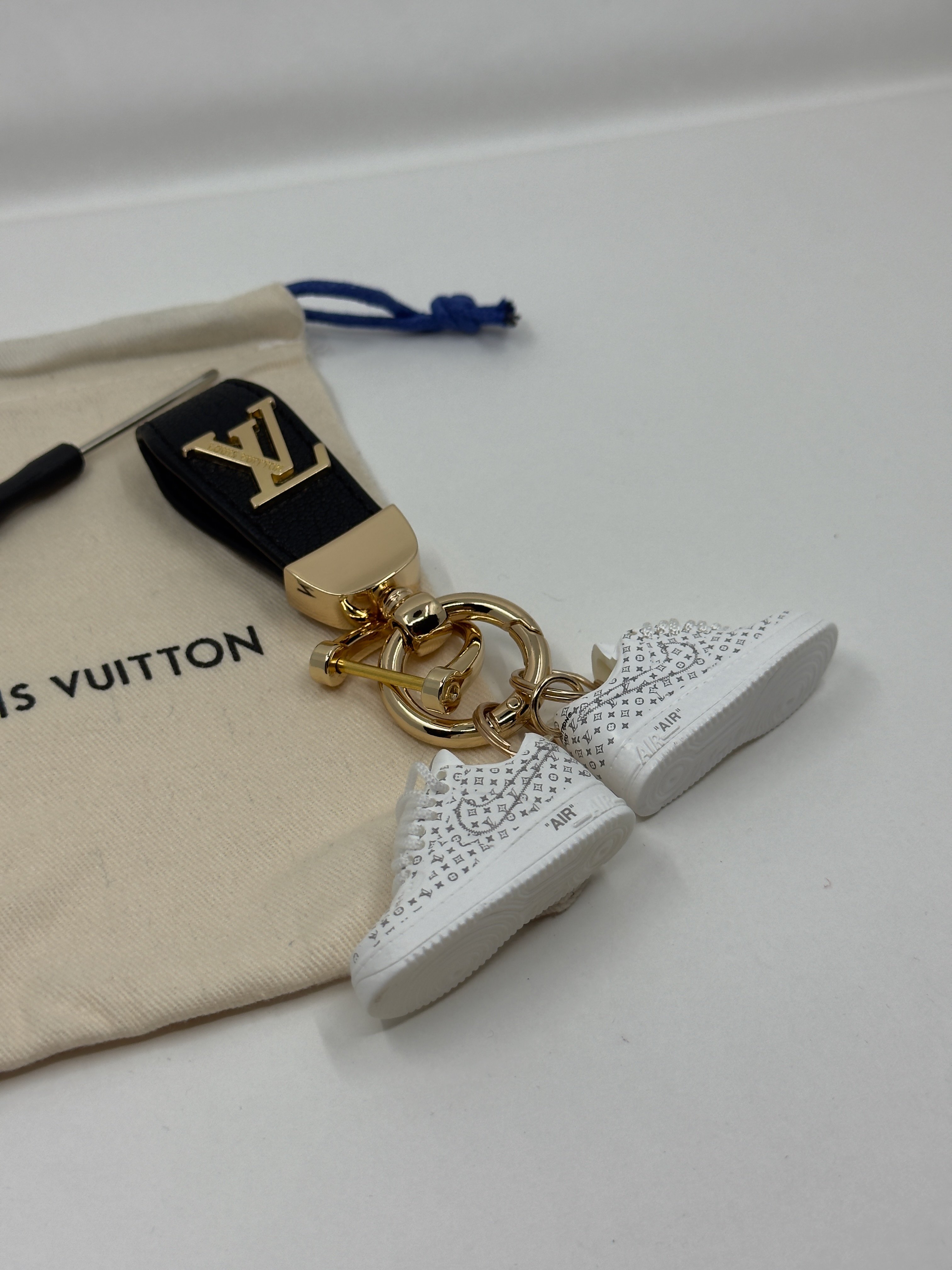 LV. Beyaz Ayakkabı Bag Charm