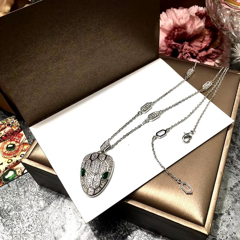 Bvl. Silver Serpenti Taşlı Kolye 