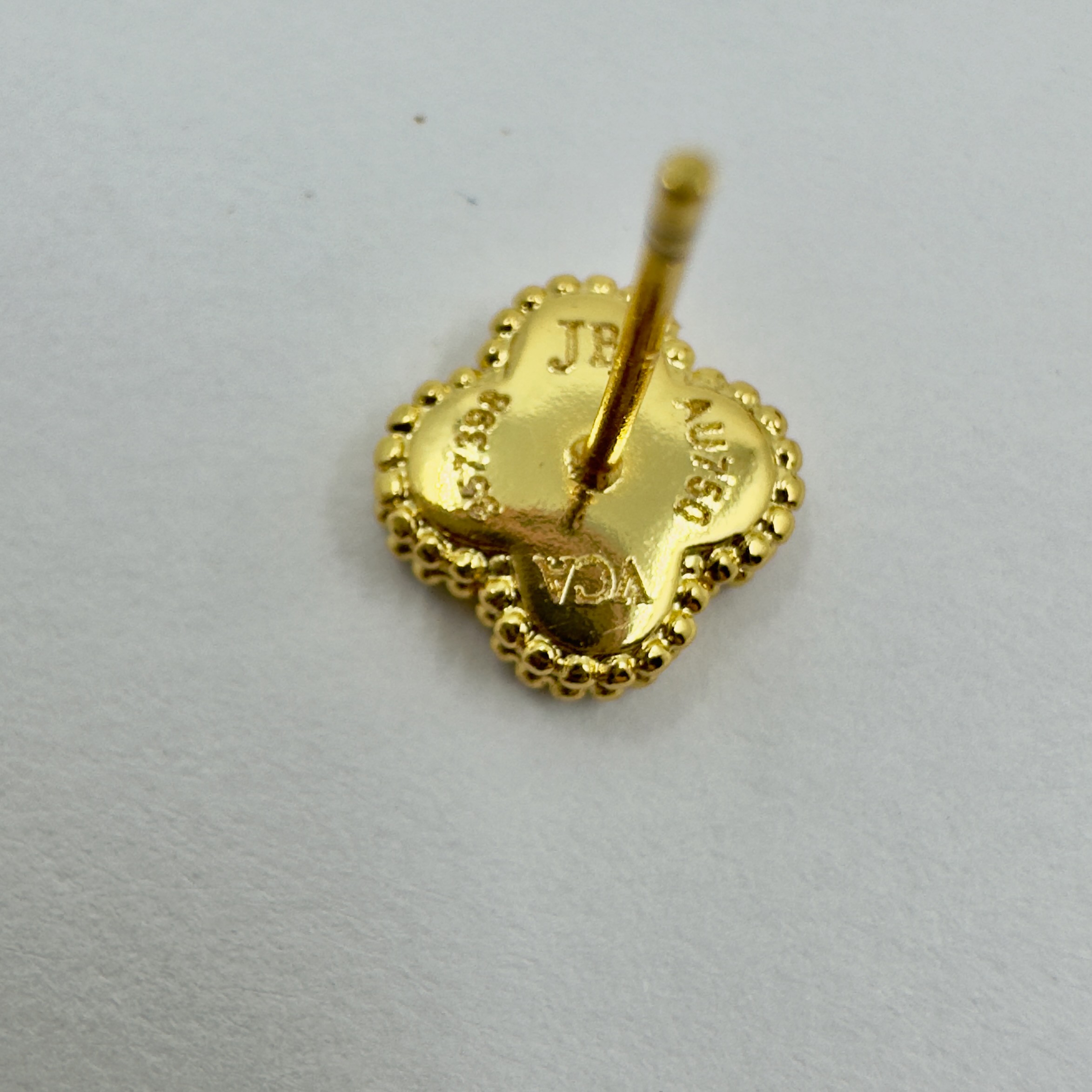 VCA. Mini Bordo Gold Çivi Küpe
