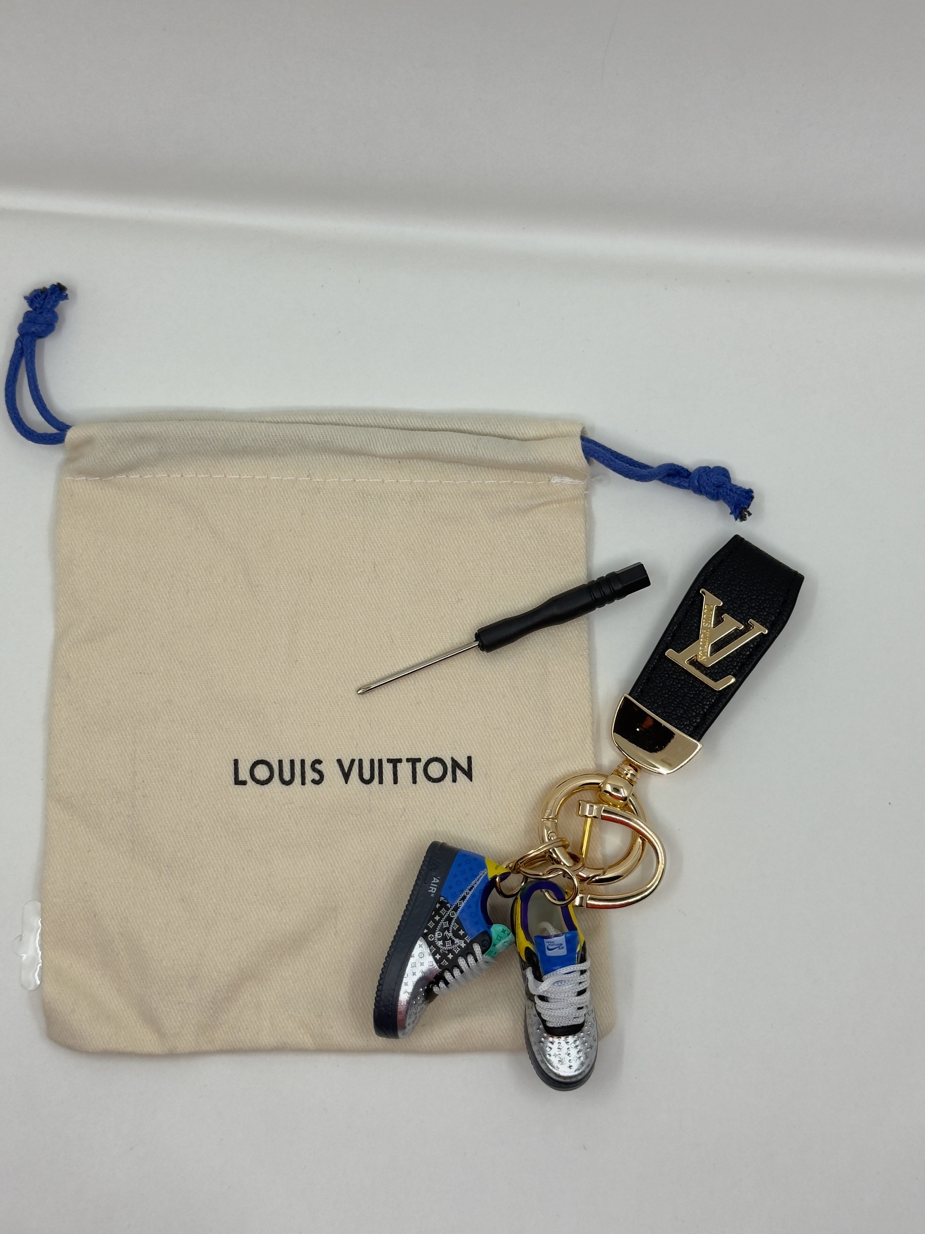 LV. Mavi- Gümüş Detaylı Ayakkabı Bag Charm