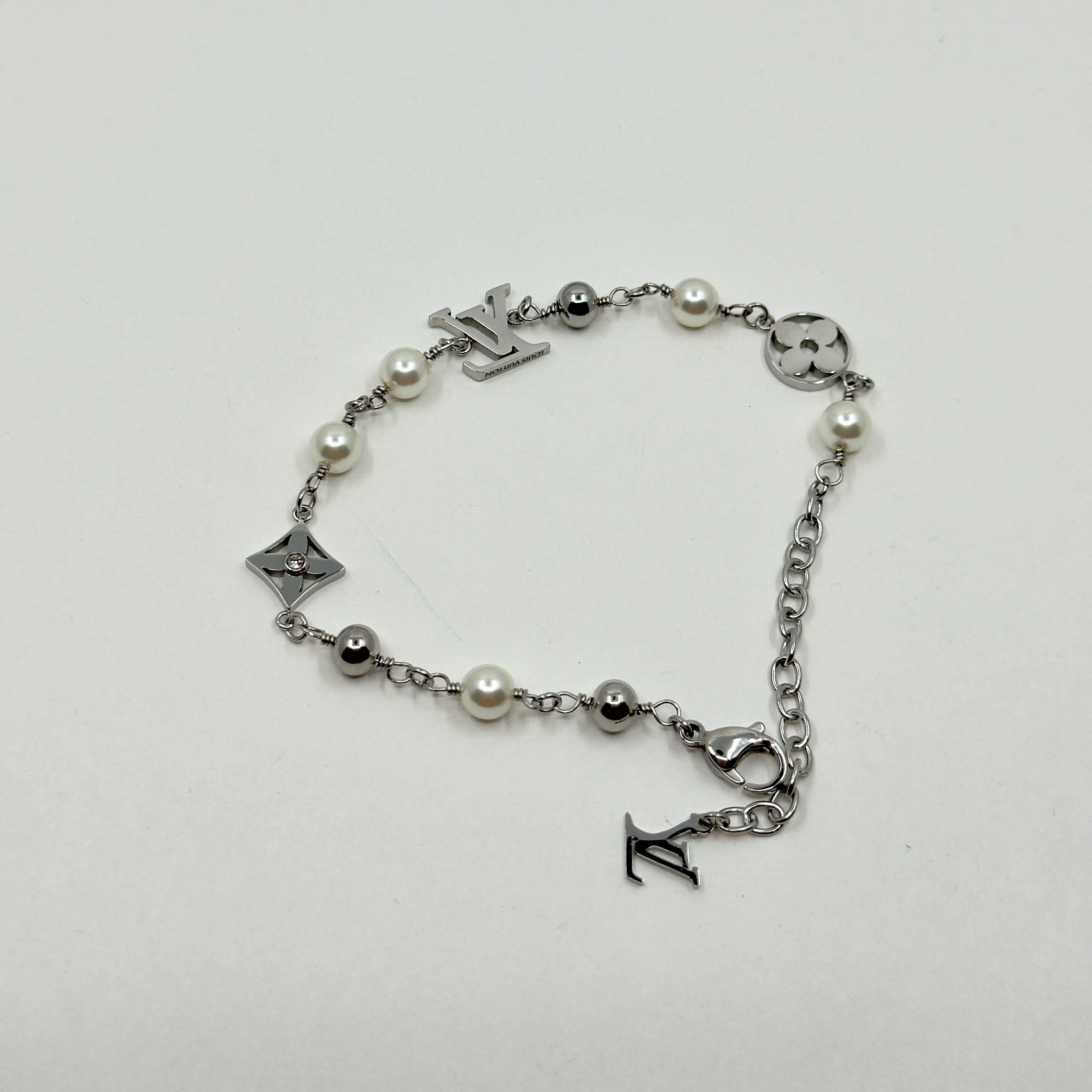 LV. Silver Renk İnci Detaylı Bileklik