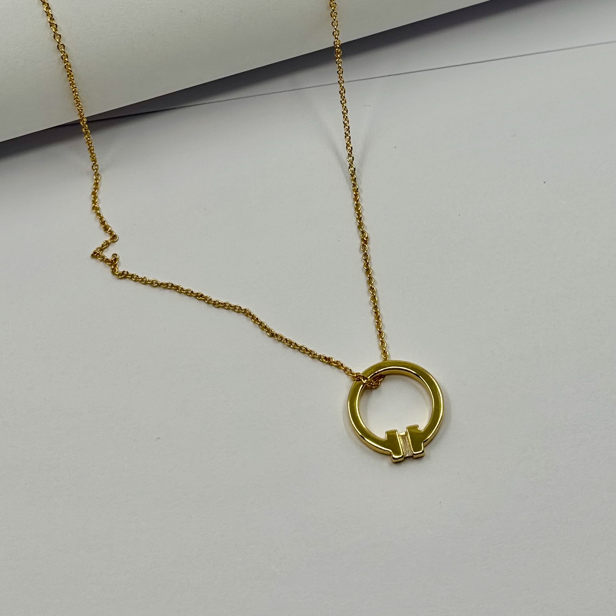 Casual. Tiff Co Gold T Kolye