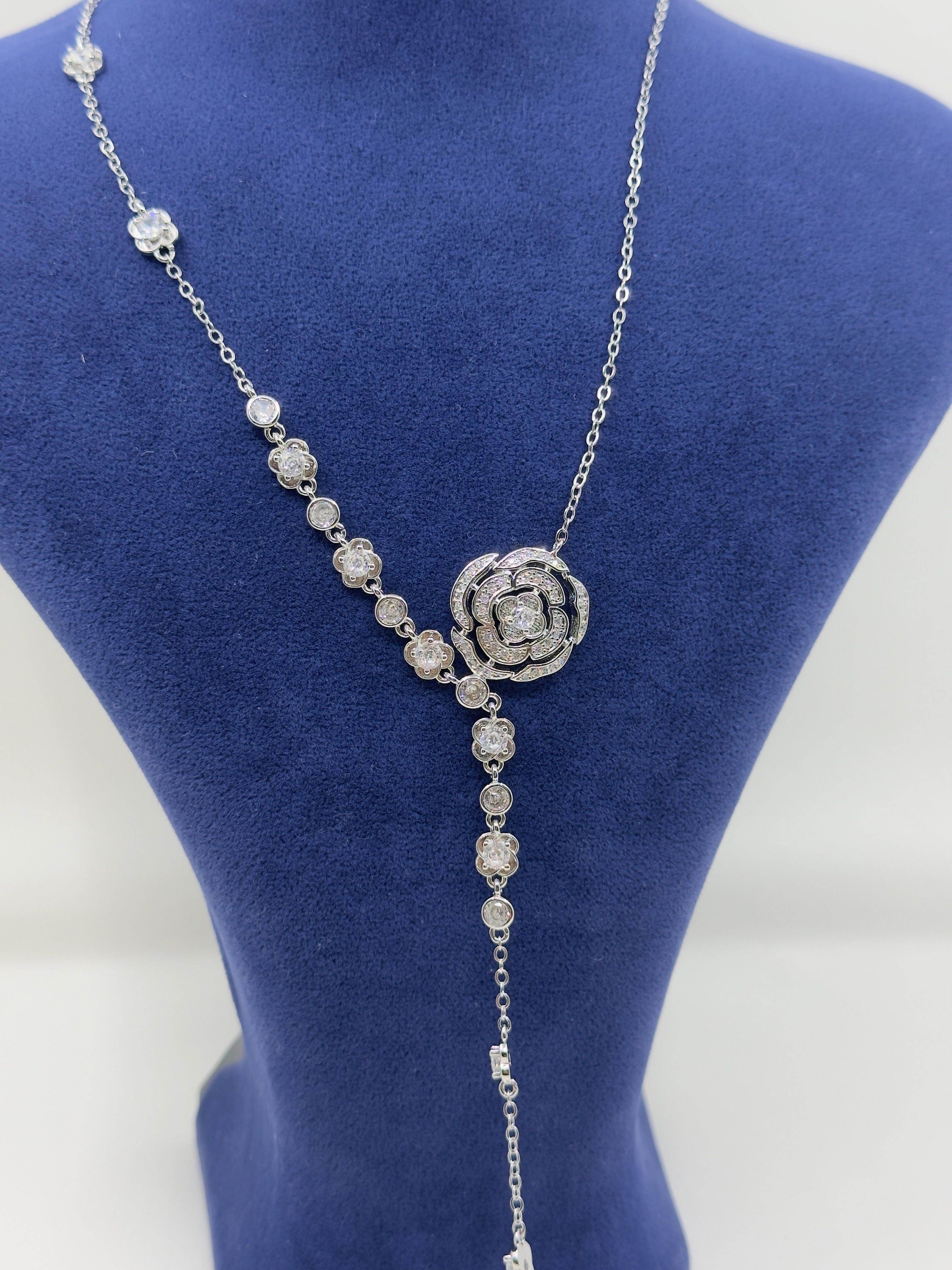 Chnl. Collier de Fleurs Avec Pierres Kolye