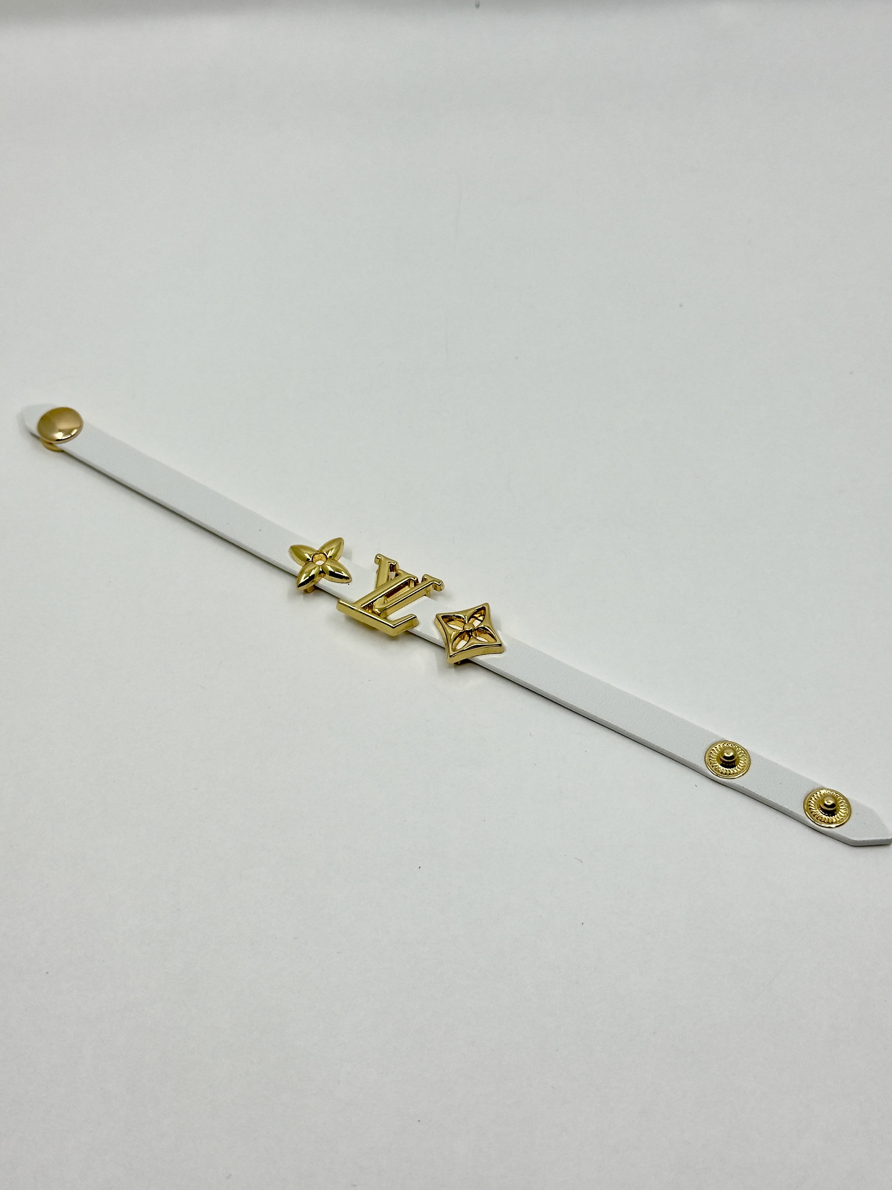 LV. Beyaz Gold Logo Deri Bileklik