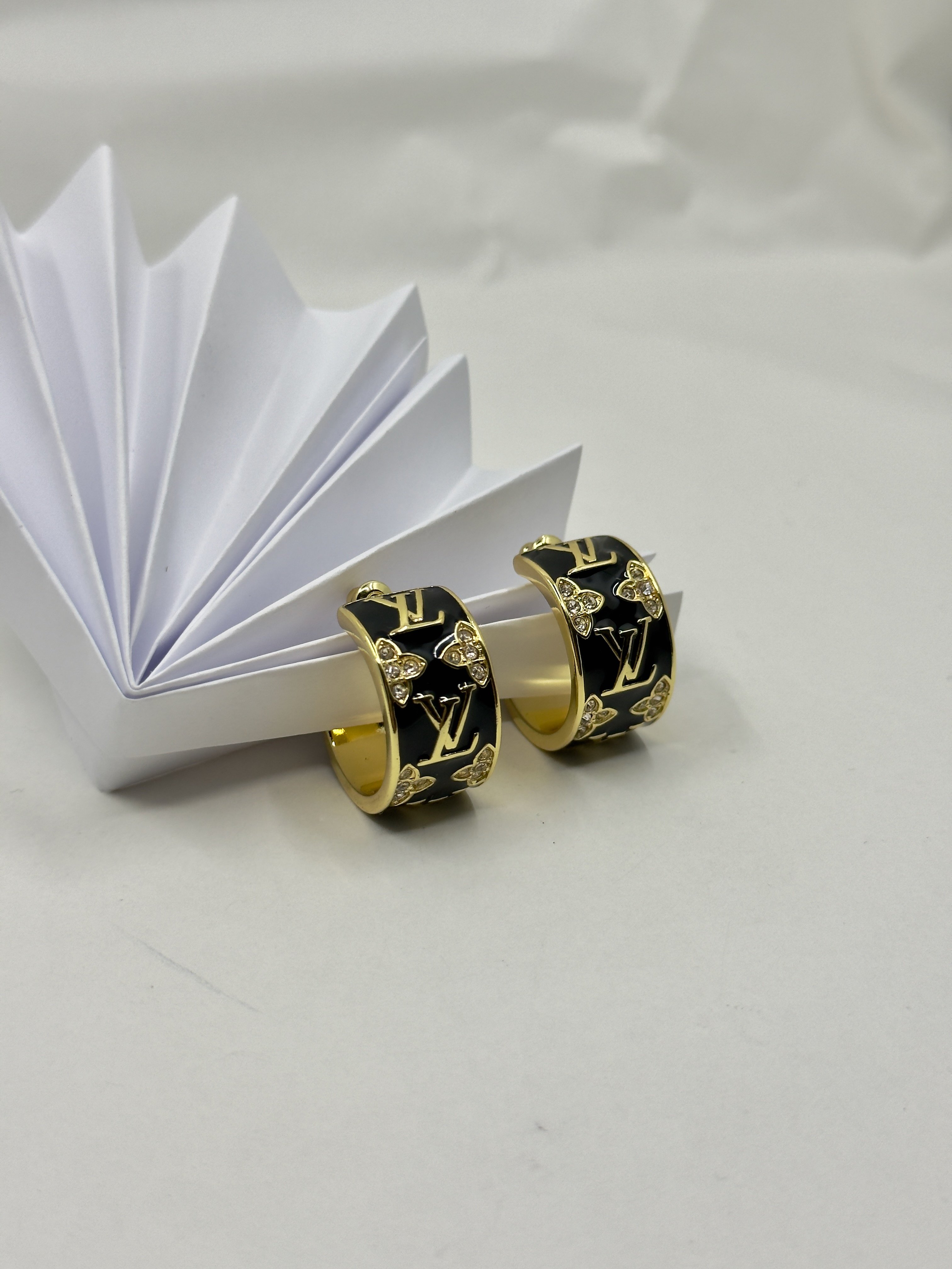 LV. Siyah Taşlı Enamel Küpe