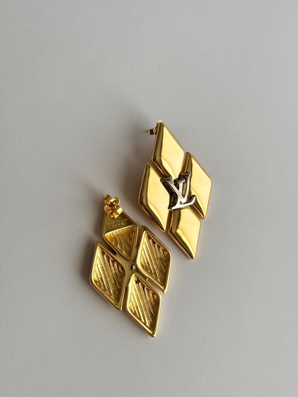 LV. Gold Sculptural Küpe