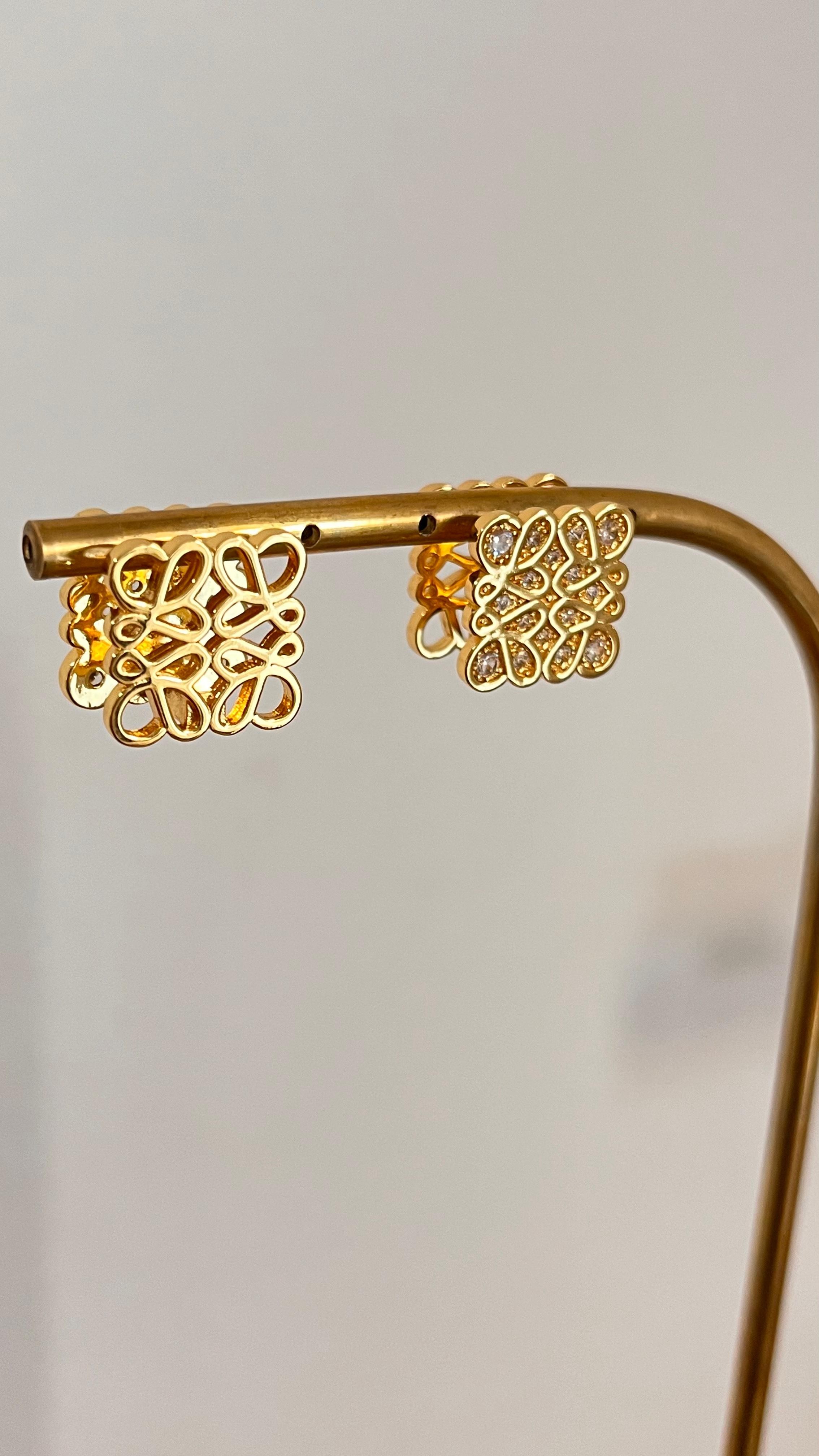 Lowe. Gold İki Taraflı Logo Küpe