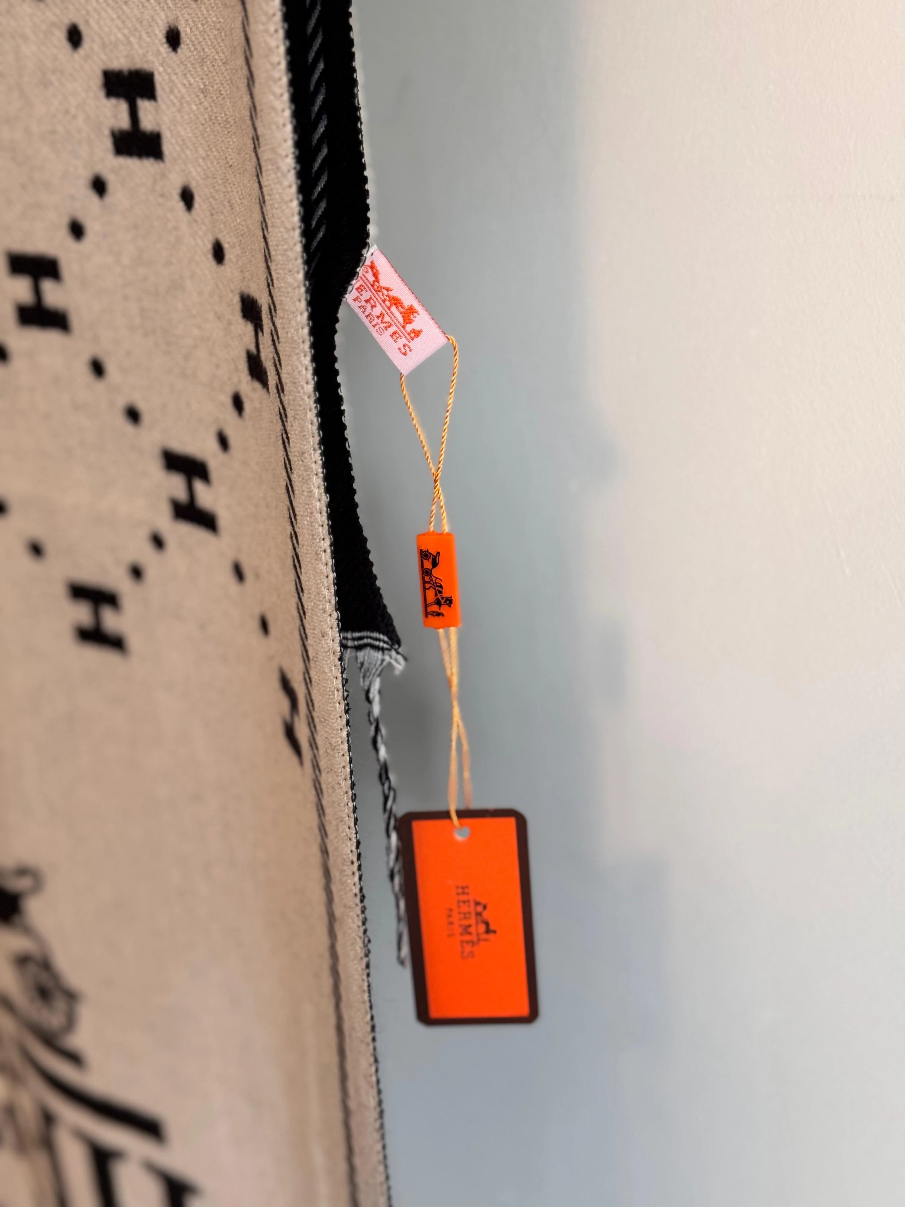 Hrms. Siyah Beyaz Çift Taraflı Logo Şal